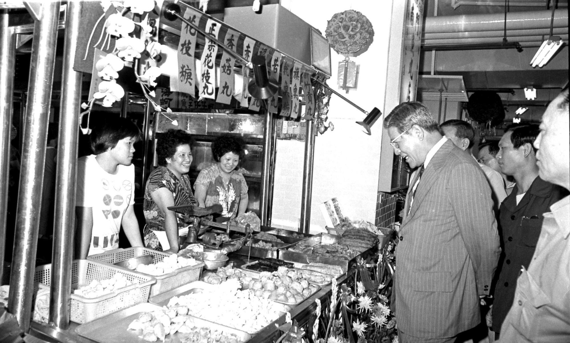 南門魚丸店是南門市場內第一家魚丸店,當年李登輝擔任台北市長期間前往視察,當時是第二代當家。(中央社)