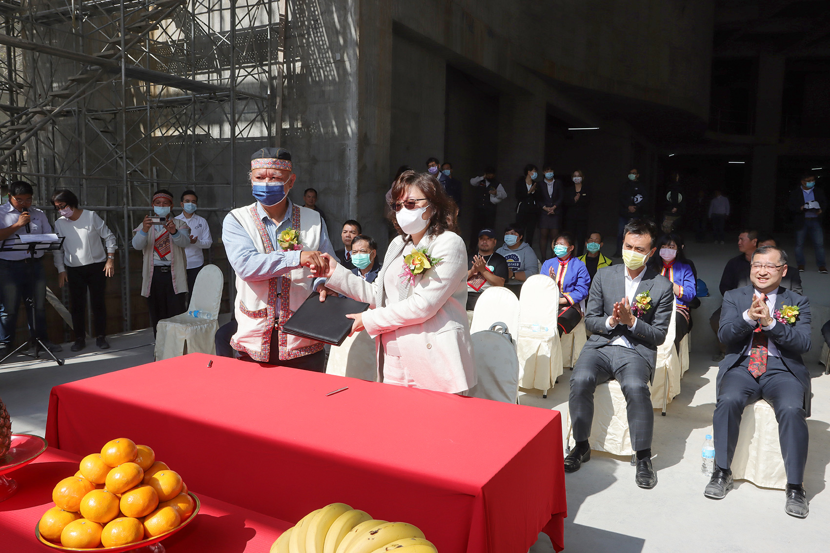 在郭淑珍董事長（右）帶領下，舉行上樑典禮之外，還與邵族傳統創作保護共同基金管理委員會之邵織紋專用權進行簽約儀式。（業者提供）