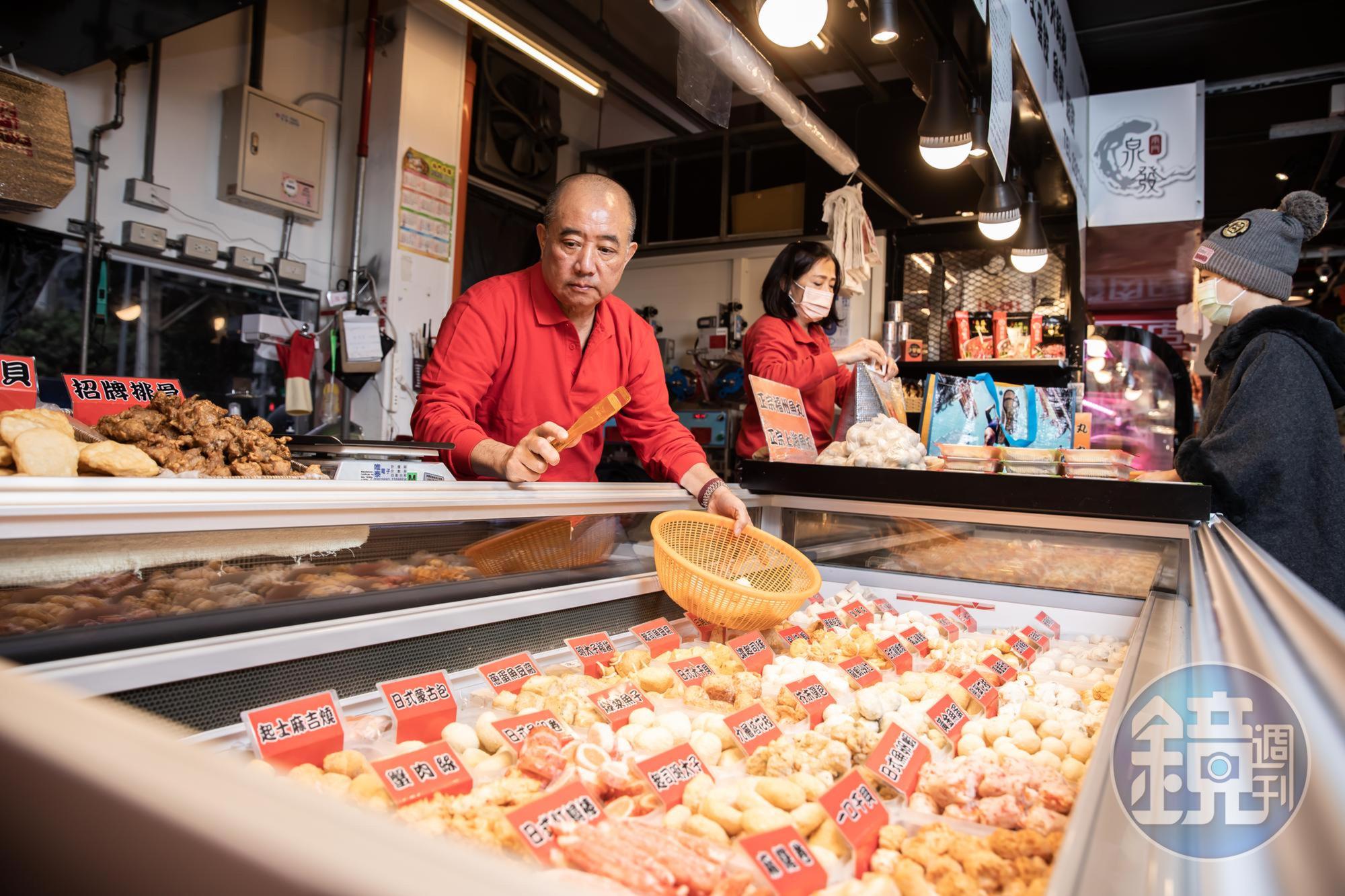 張瑞南(左)是南門魚丸店的第三代,他29歲正式當家,風光一個月,父親就爆出鉅額賭債,讓他的人生從天堂掉落地獄。