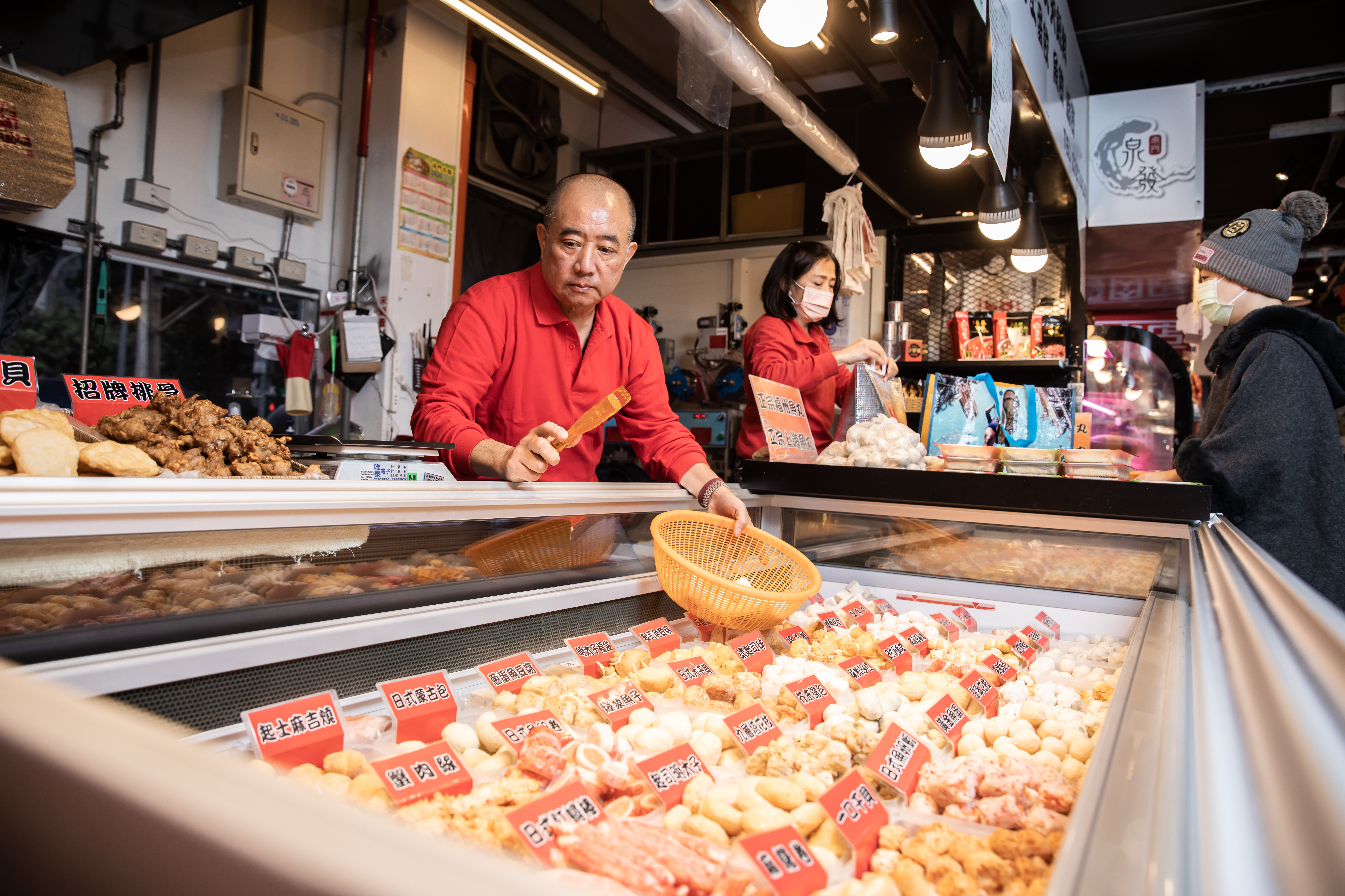張瑞南(左)是南門魚丸店的第三代,他29歲正式當家,風光一個月,父親就爆出鉅額賭債,讓他的人生從天堂掉落地獄。
