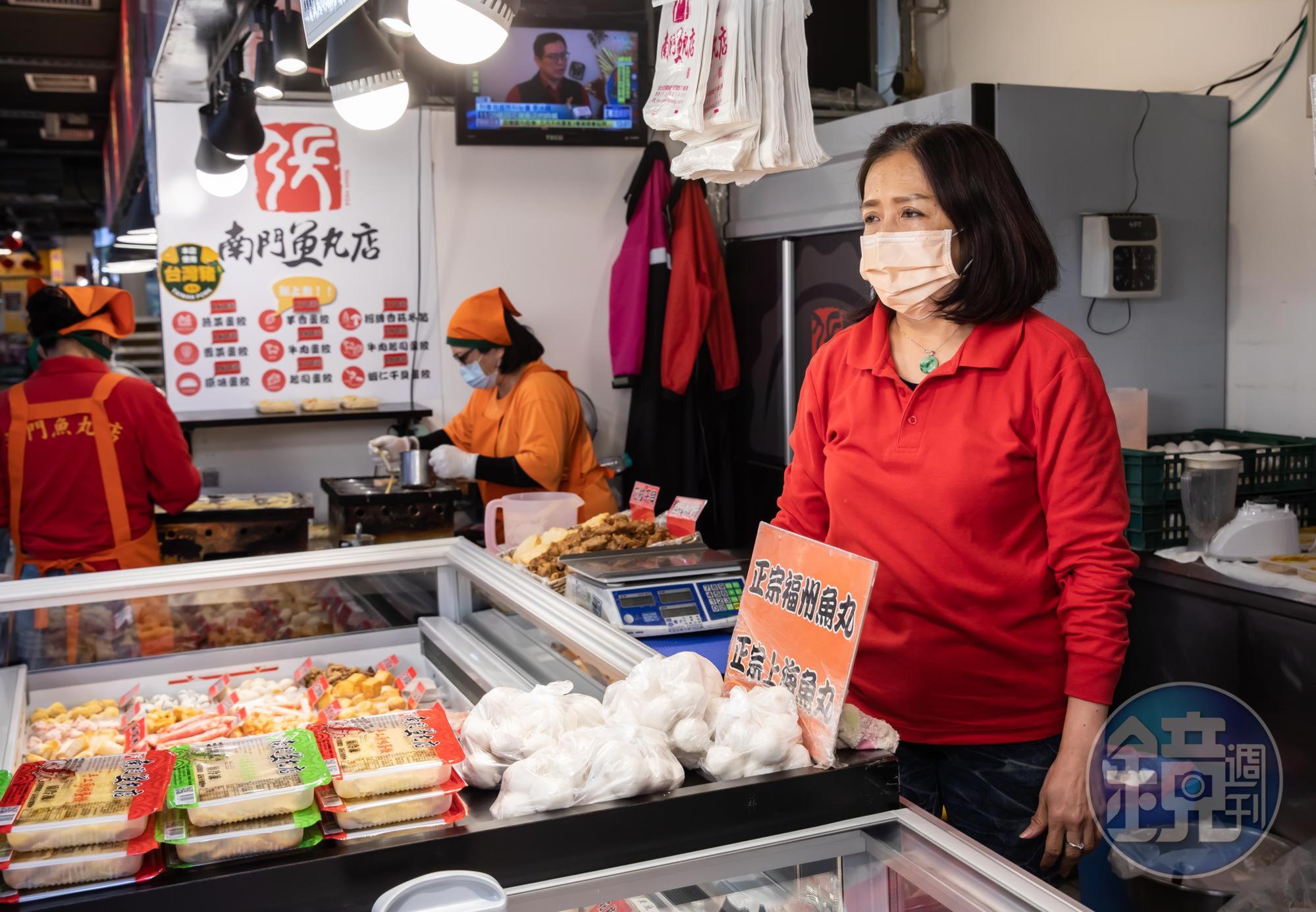 做魚丸需要大量人手,郭婕汝(右)從婚後一路陪著先生打拚,是撐起老店的功臣。