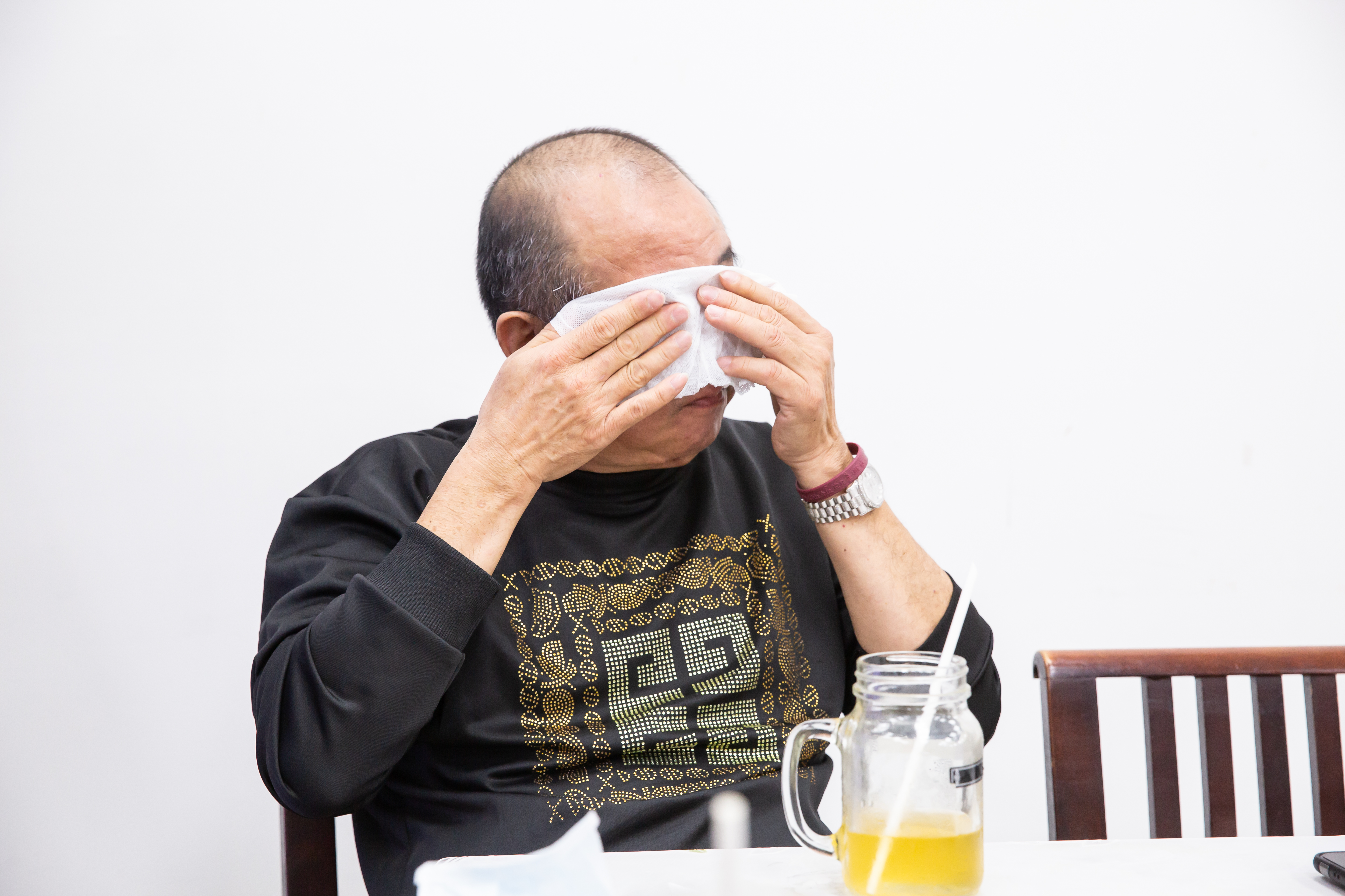 張瑞南回憶昔日低潮的日子，忍不住落下男兒淚。