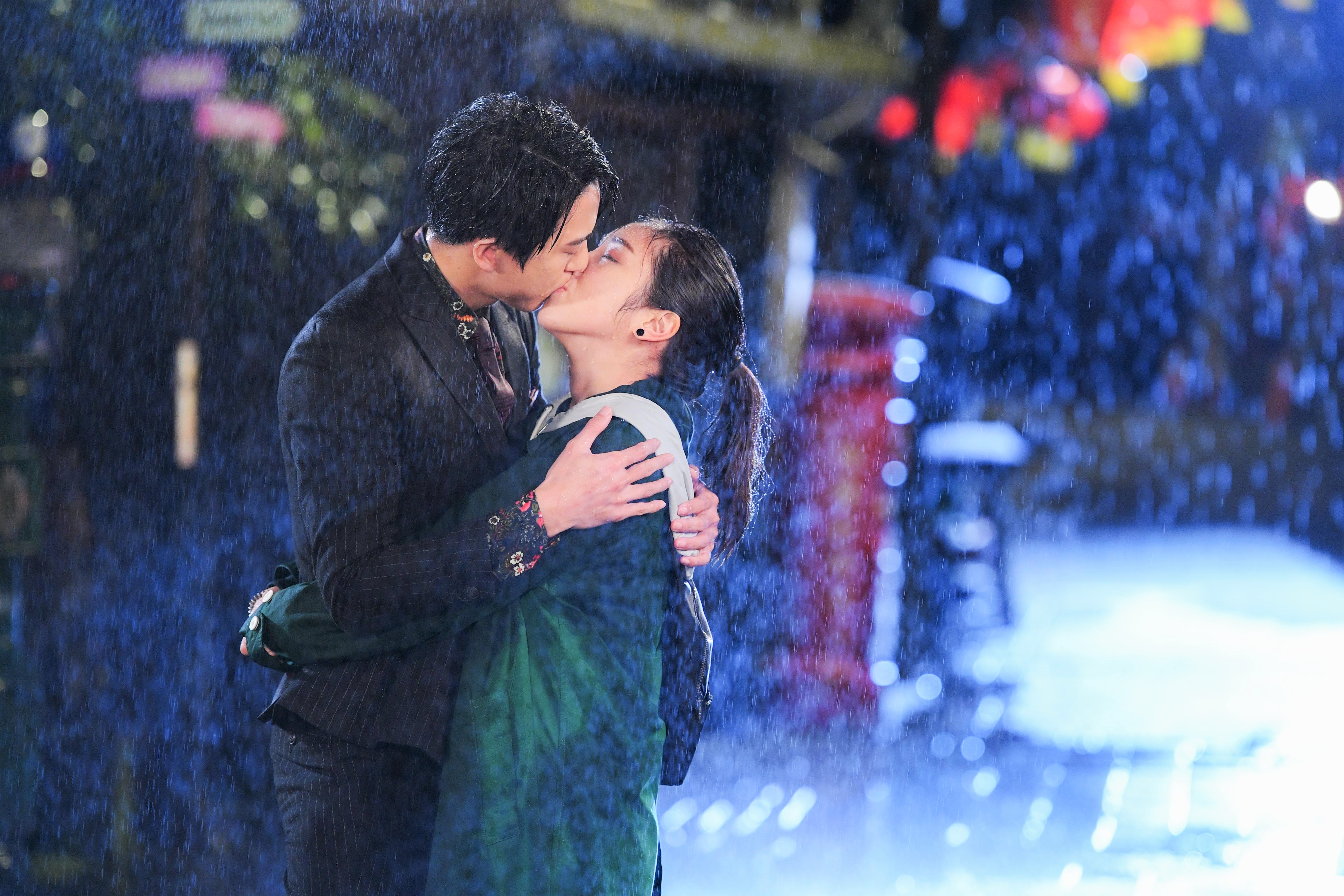 梁舒涵（右）與邱昊奇雨中擁吻超浪漫。（三立提供）
