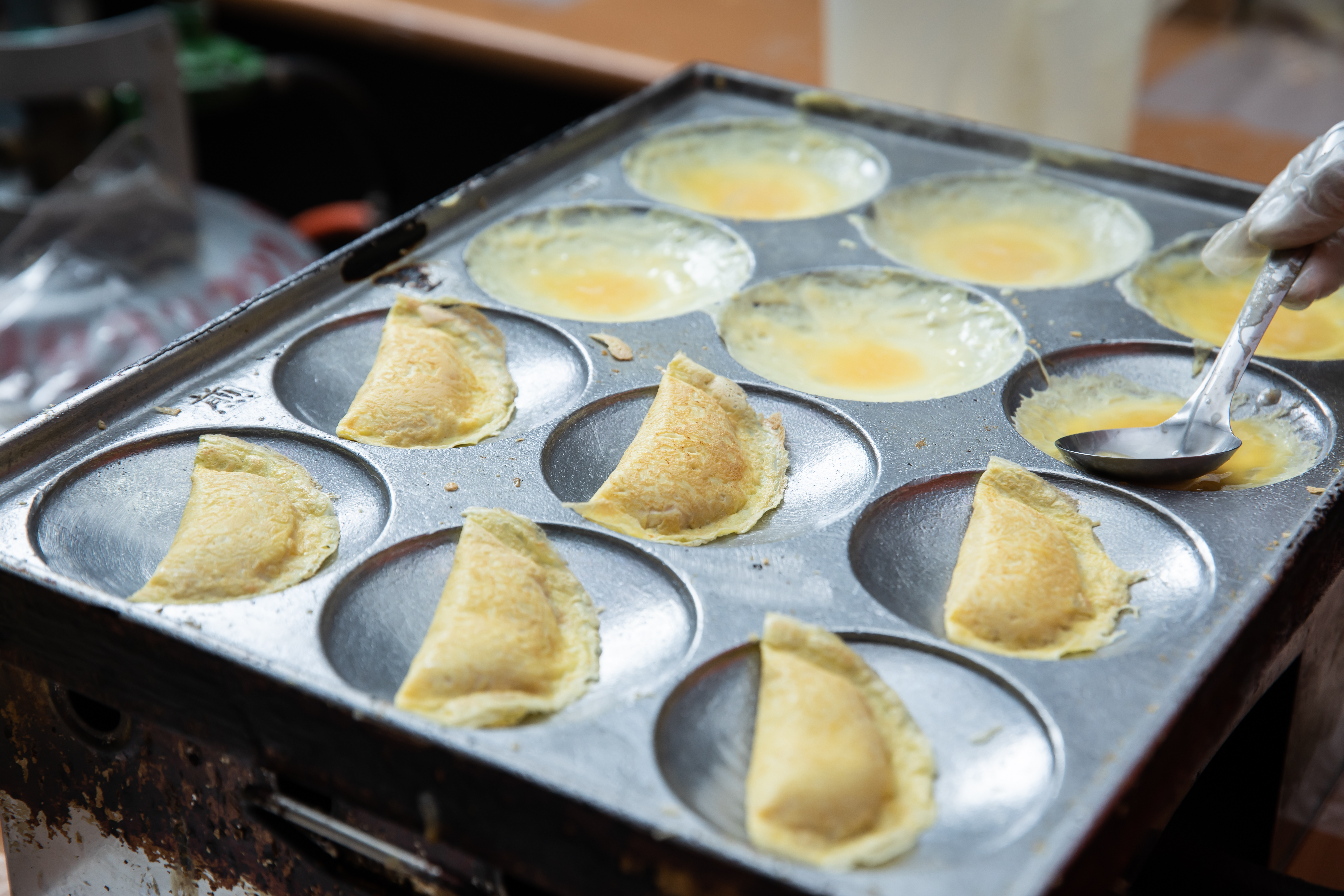南門魚丸店的每一顆蛋餃都是純手工製作，皮薄餡多，被列為最高機密的內餡滋味鮮美。