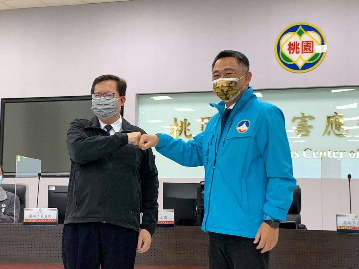 楊鎮浯帶來3,456瓶金酒出品的防疫酒精，相挺桃園。（翻攝自楊鎮浯臉書）