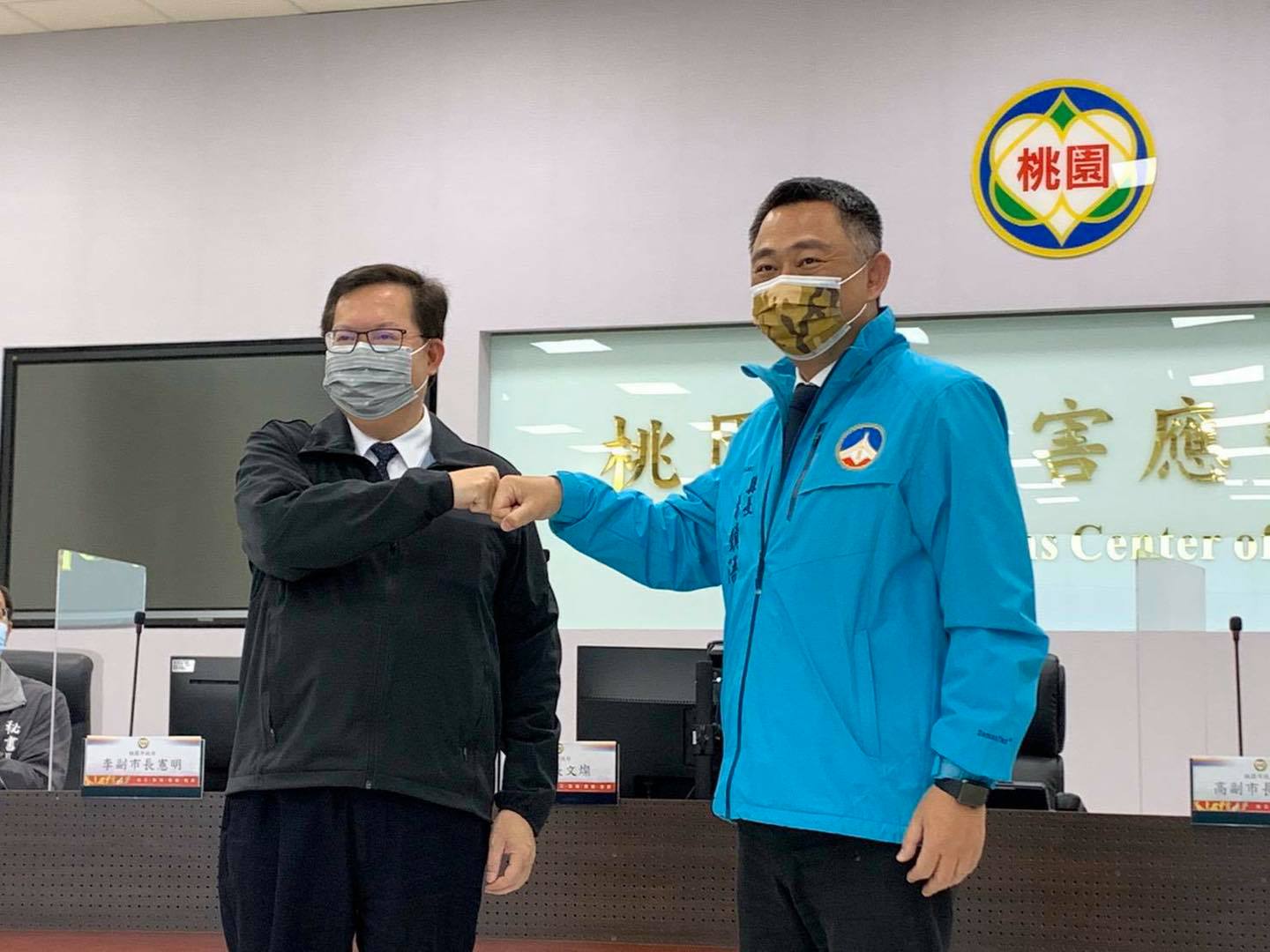 楊鎮浯帶來3,456瓶金酒出品的防疫酒精，相挺桃園。（翻攝自楊鎮浯臉書）