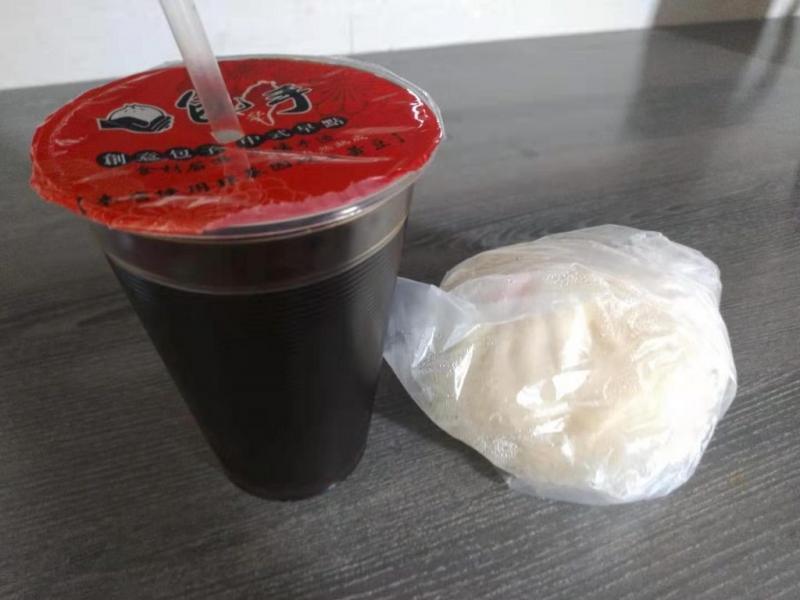 原PO分享他在隔離時的3餐,早餐只有1顆肉包加上1杯紅茶。(翻攝自PTT)
