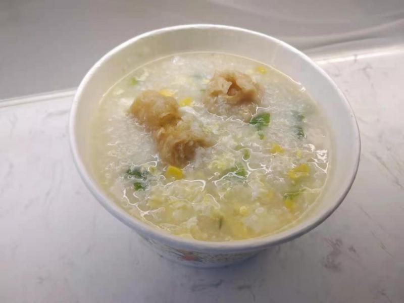 午餐只有1碗粥配上3小塊油條。(翻攝自PTT)