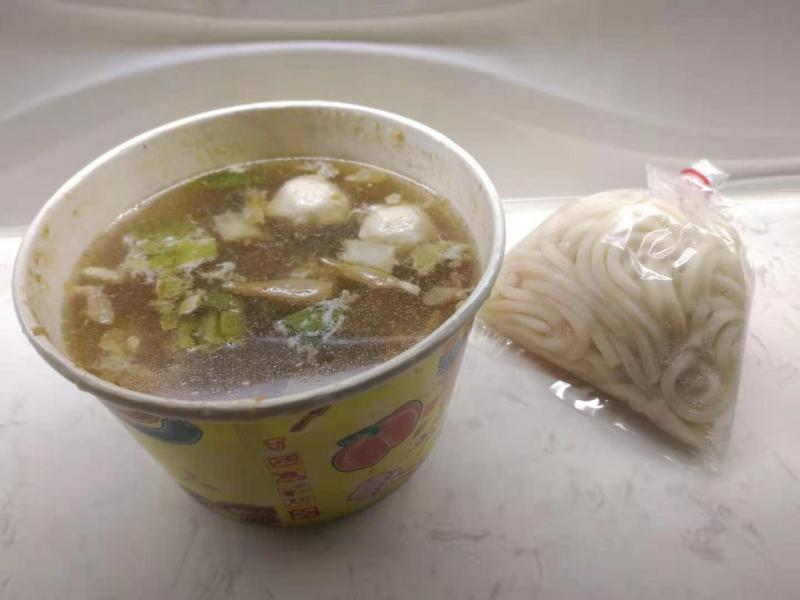 到了晚餐也只有1碗烏龍麵。（翻攝自PTT）