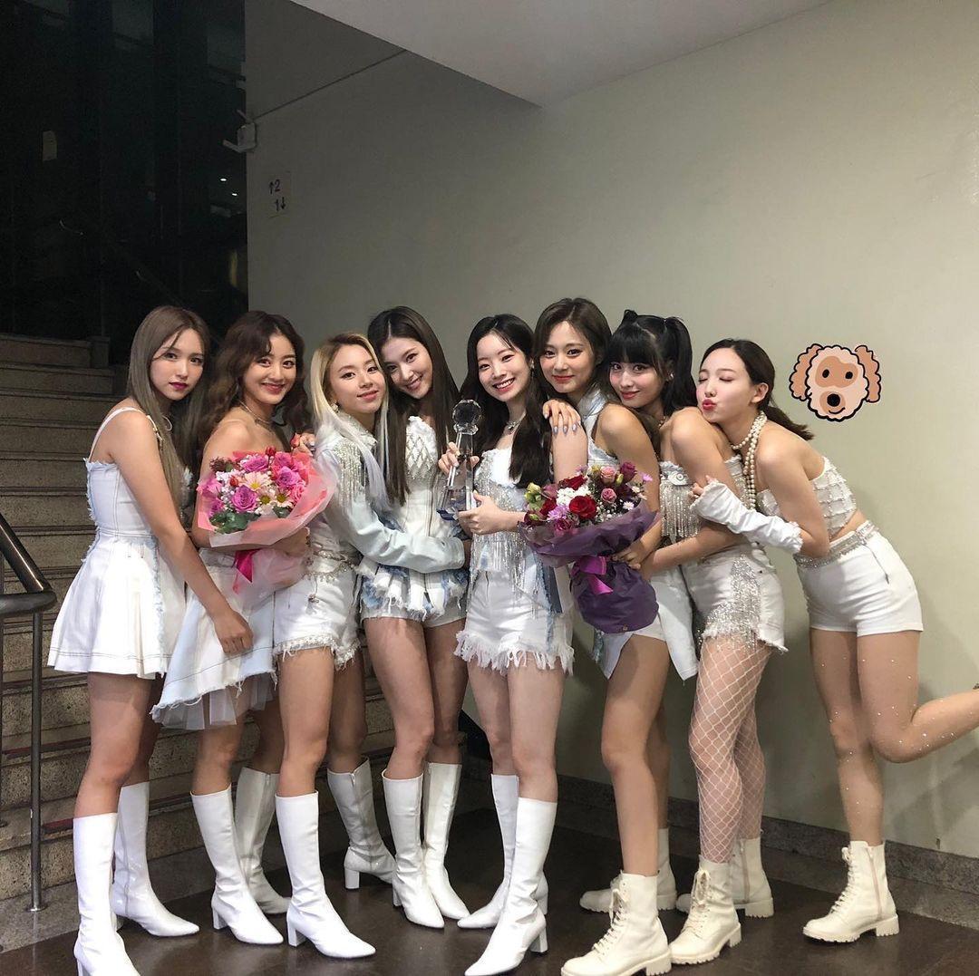 周子瑜(右三)是TWICE成員。(翻攝TWICE IG)