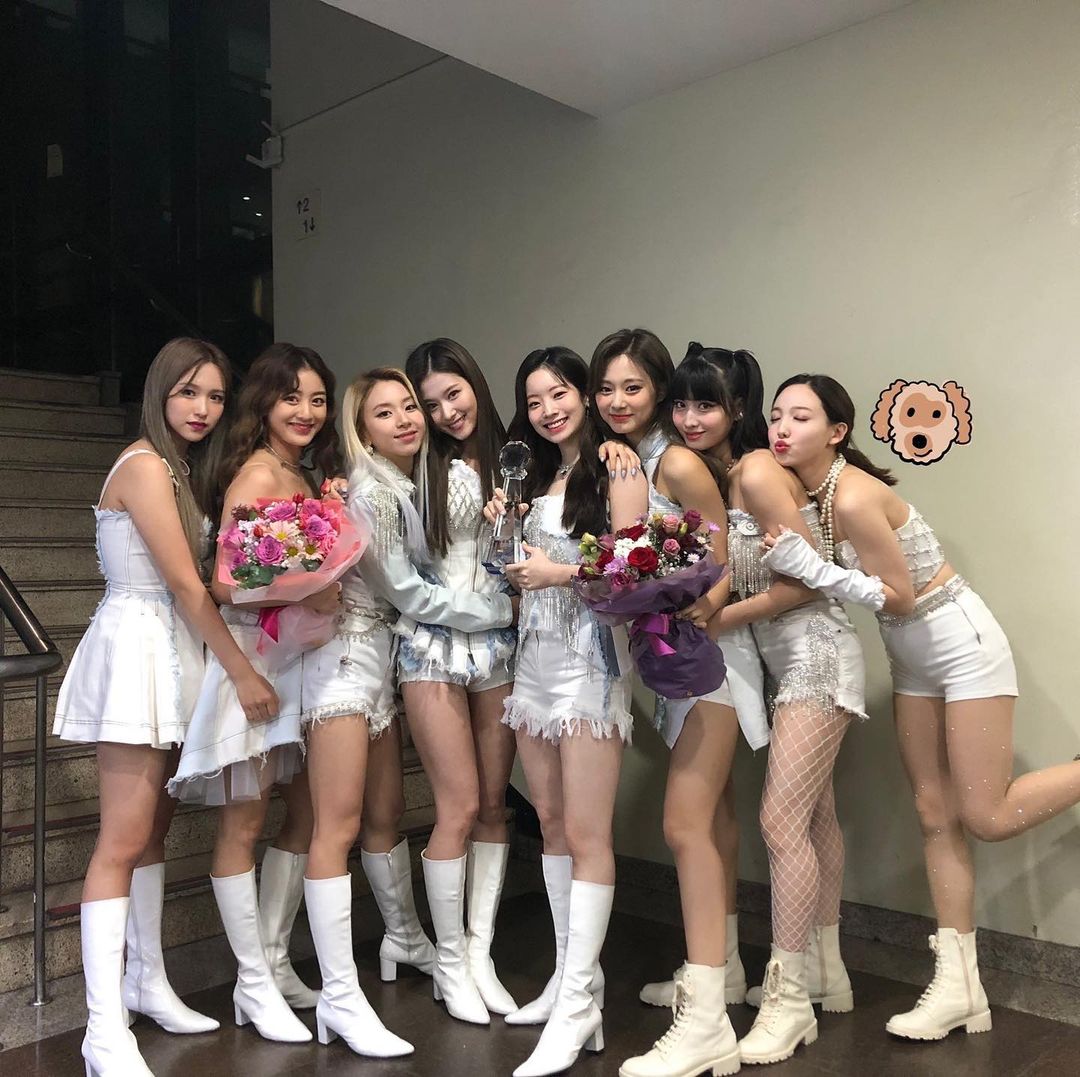 周子瑜（右三）是TWICE成員。（翻攝TWICE IG）