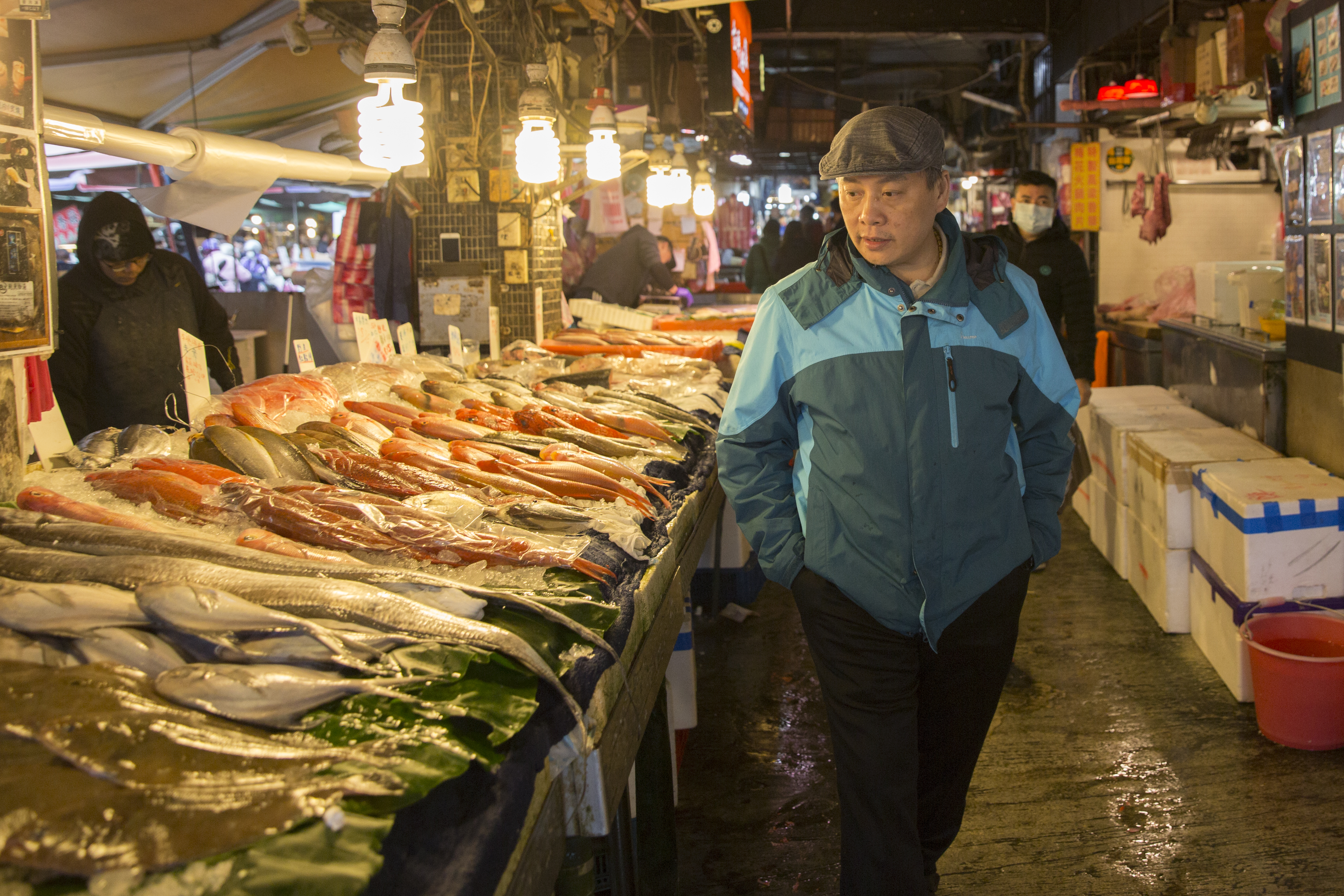 鐵板燒名廚阿興師，心血來潮就到市場挑食材做隱藏版菜單招待客人。
