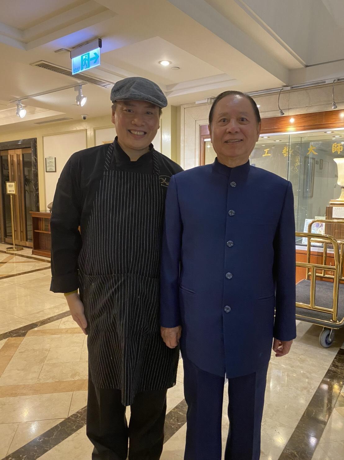 妙天禪師也是阿興師的熟客，阿興師新餐廳開幕，他便馬上來捧場。（阿興師提供）