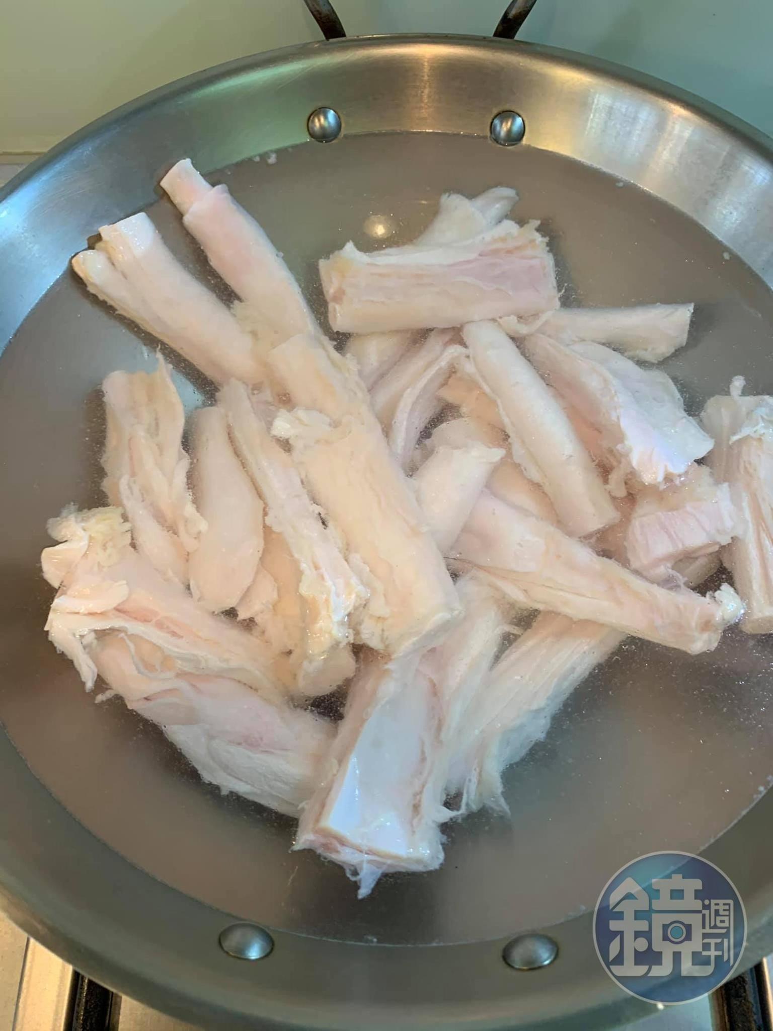 汆燙牛筋。