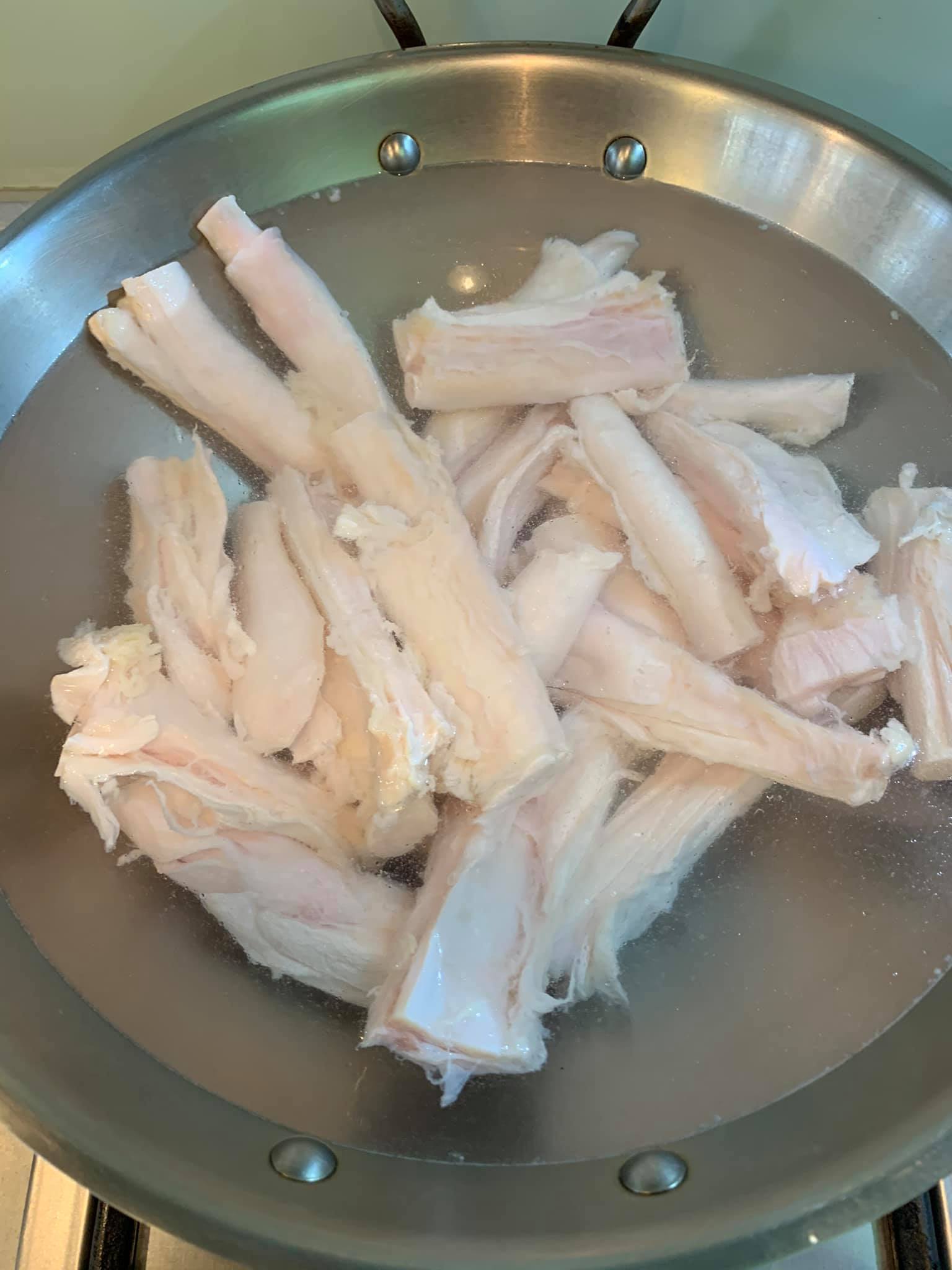 汆燙牛筋。