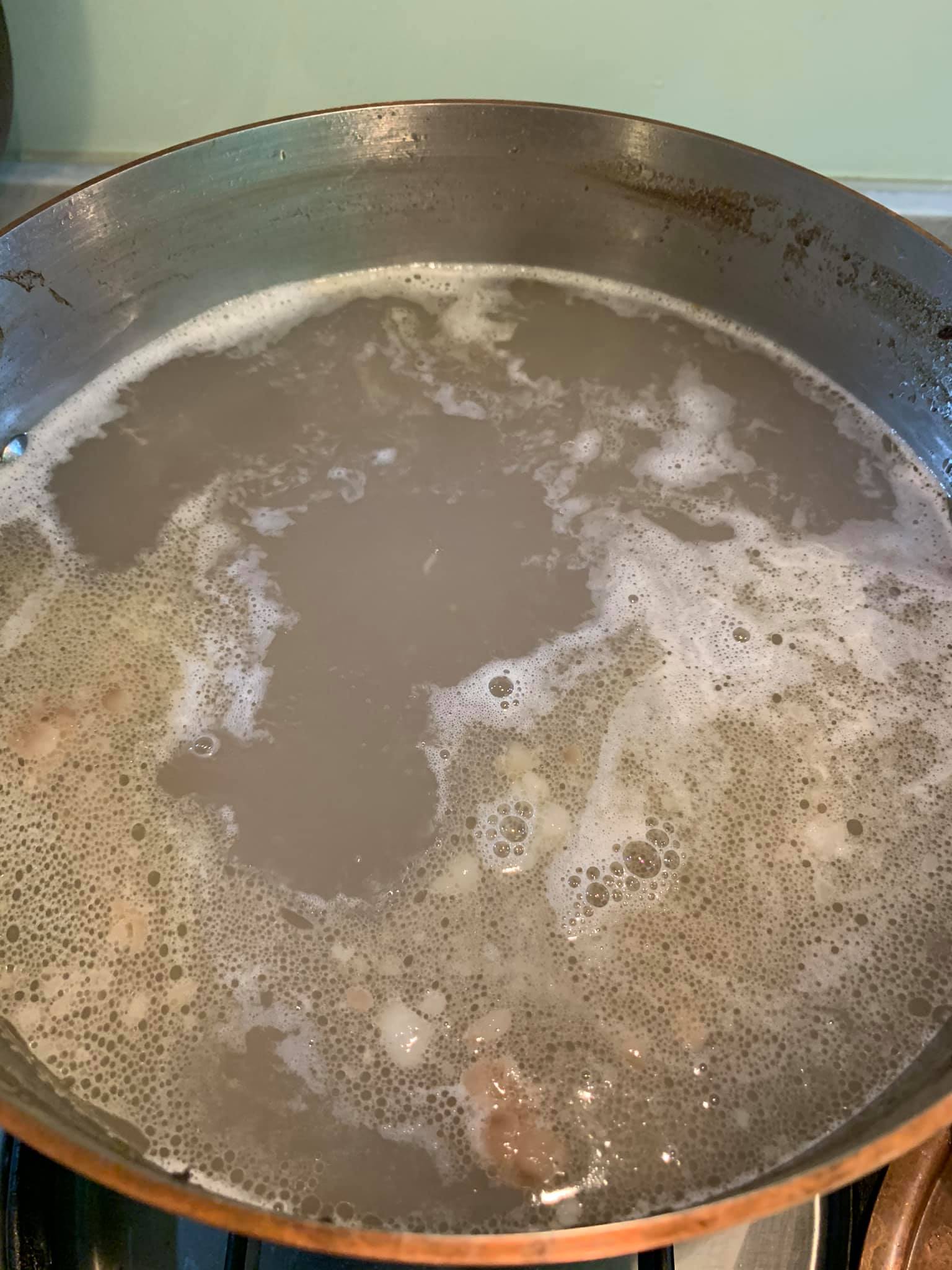 湯燉好了，牛筋撈出備用。