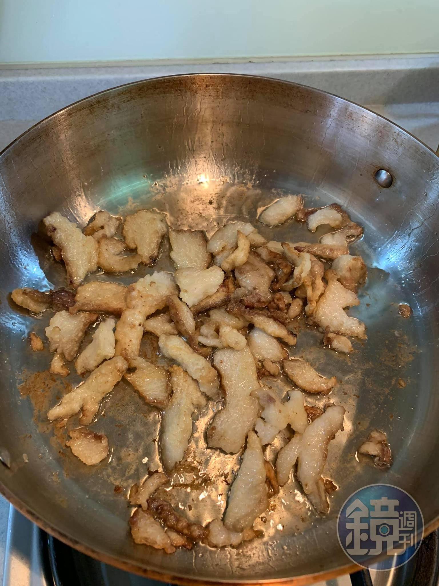 乾煎炸出牛油。