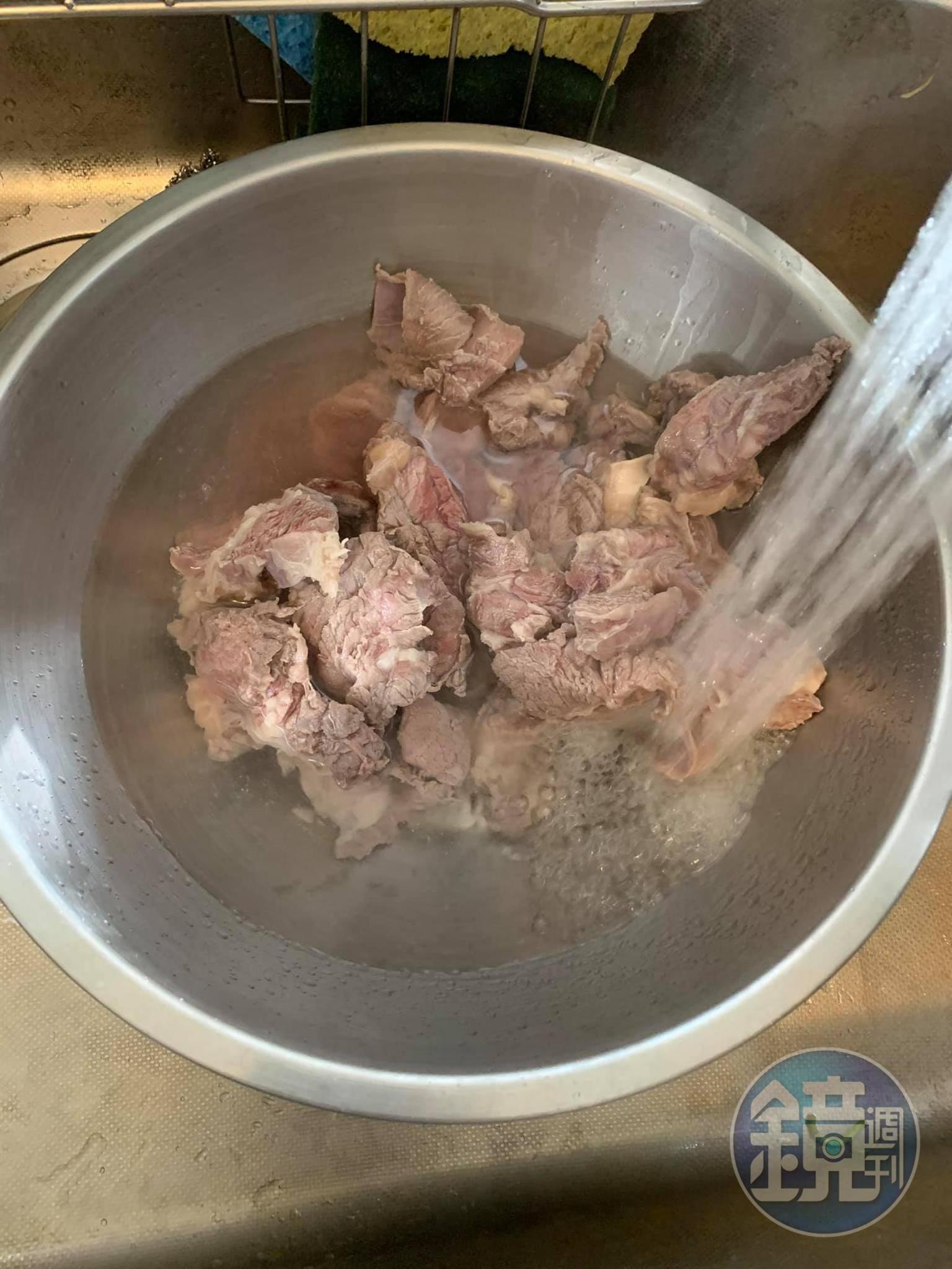 沖洗掉胛心肉的血水。