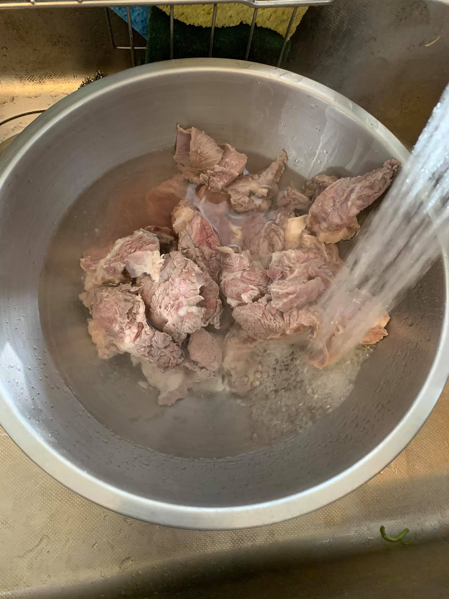 沖洗掉胛心肉的血水。
