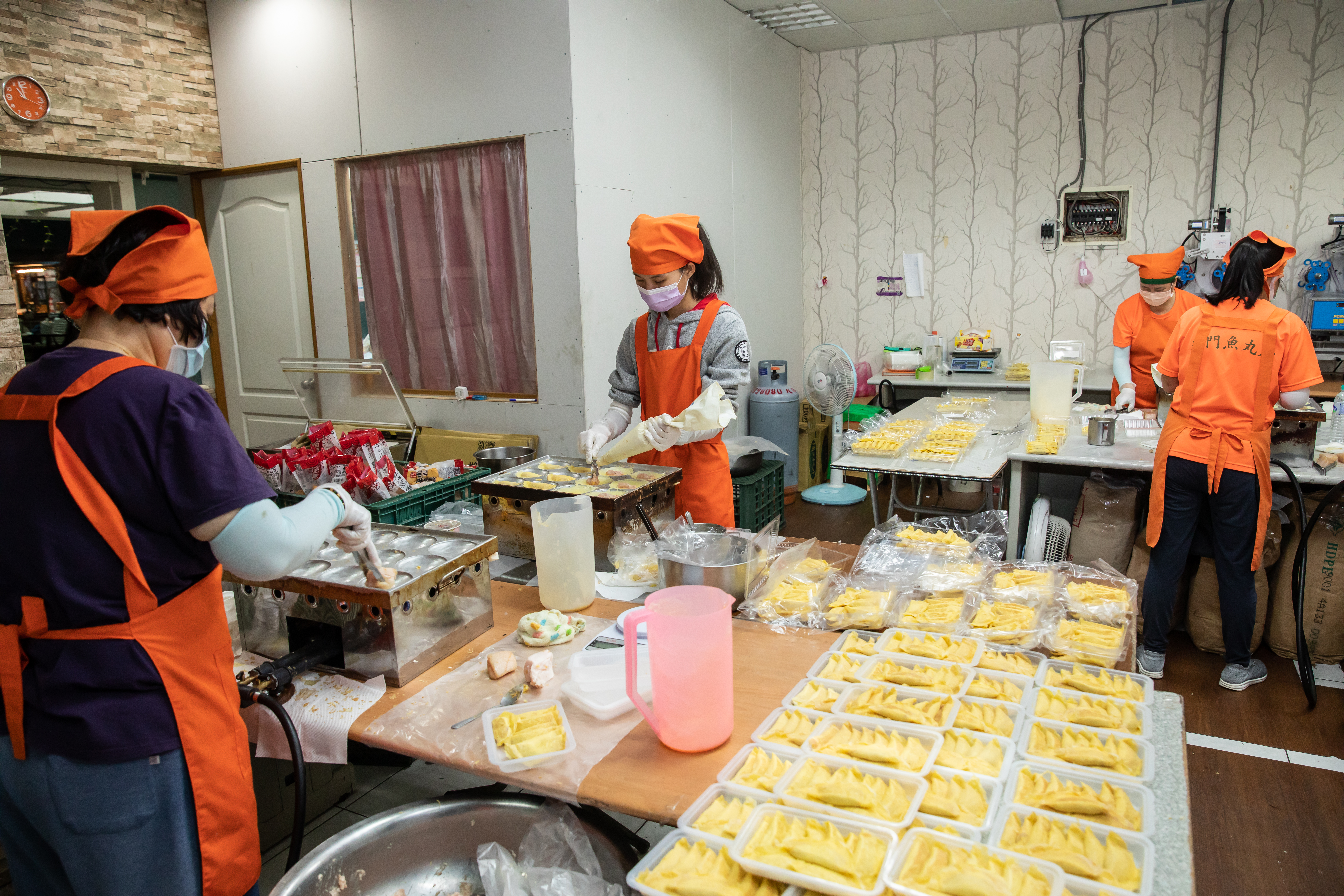 南門魚丸店的每一顆蛋餃都是純手工製作，過年前所有員工火力全開做蛋餃。