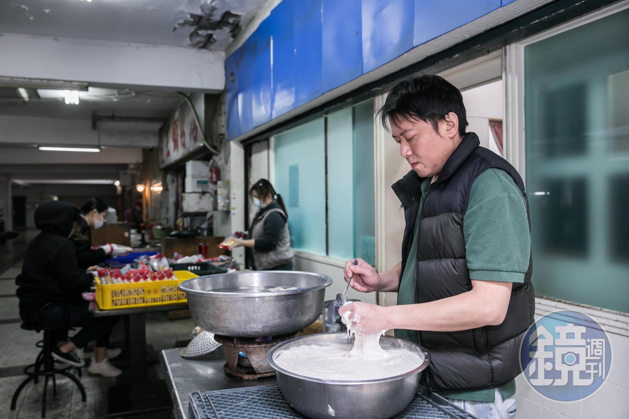 張柏洋10年前返家接班，如今已可獨當一面，連高難度的上海魚丸他也能接手製作。