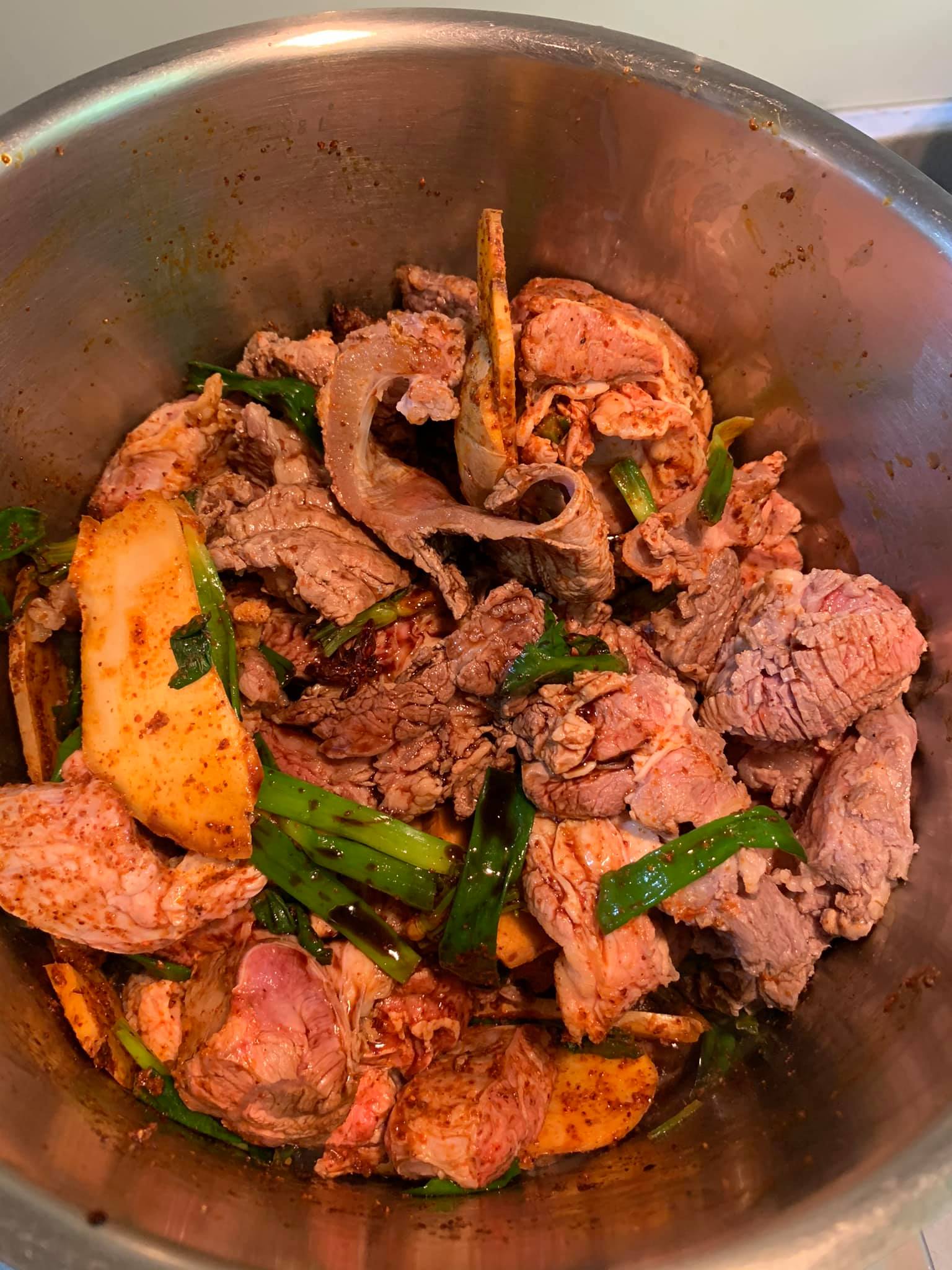 放入牛肉塊一起炒。