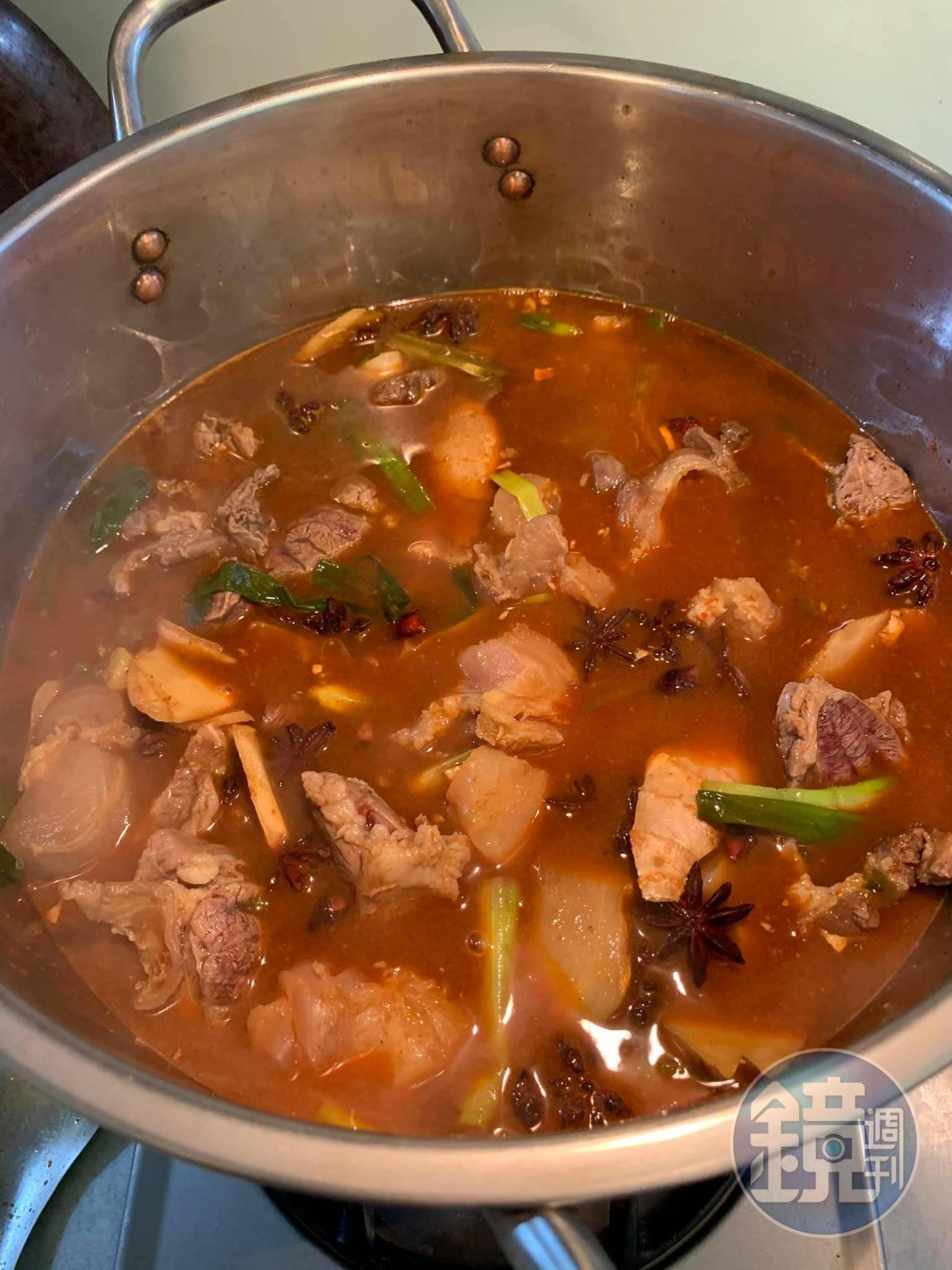 倒入牛骨高湯，最後放入牛筋。