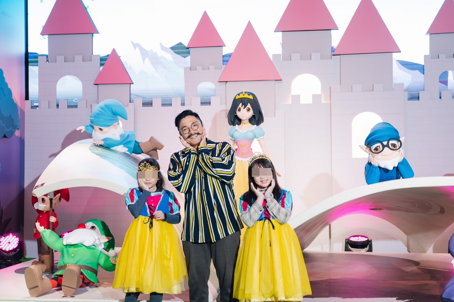 北村導演女兒換上公主服裝，沉醉在童話世界中。（寬宏藝術提供）