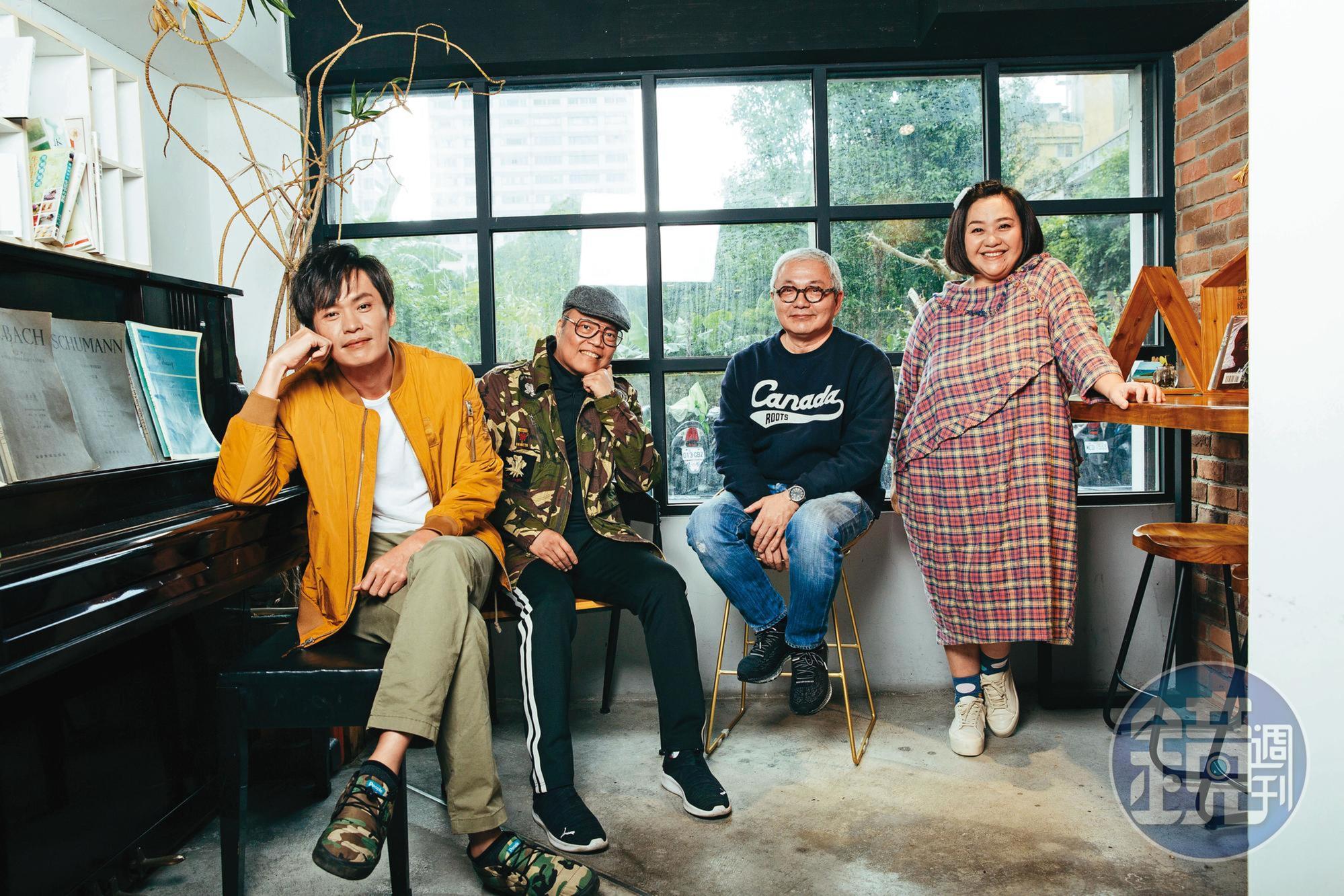 陳柏澄（右二）將蕭言中（左二）奮鬥歷程及漫畫作品改編成舞台劇，找來黃鐙輝（左一）、鍾欣凌（右一）友情參演。