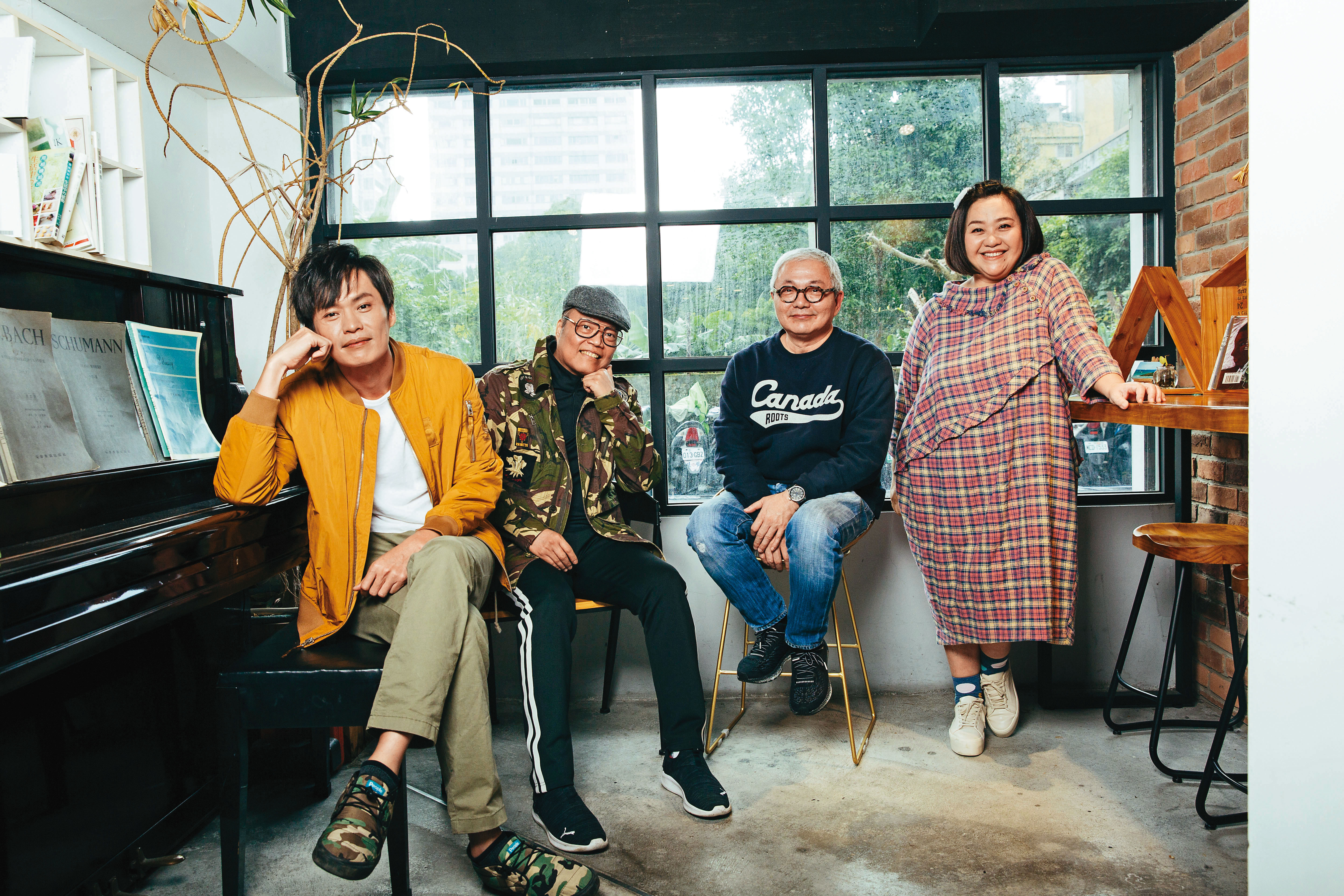 陳柏澄（右二）將蕭言中（左二）奮鬥歷程及漫畫作品改編成舞台劇，找來黃鐙輝（左一）、鍾欣凌（右一）友情參演。