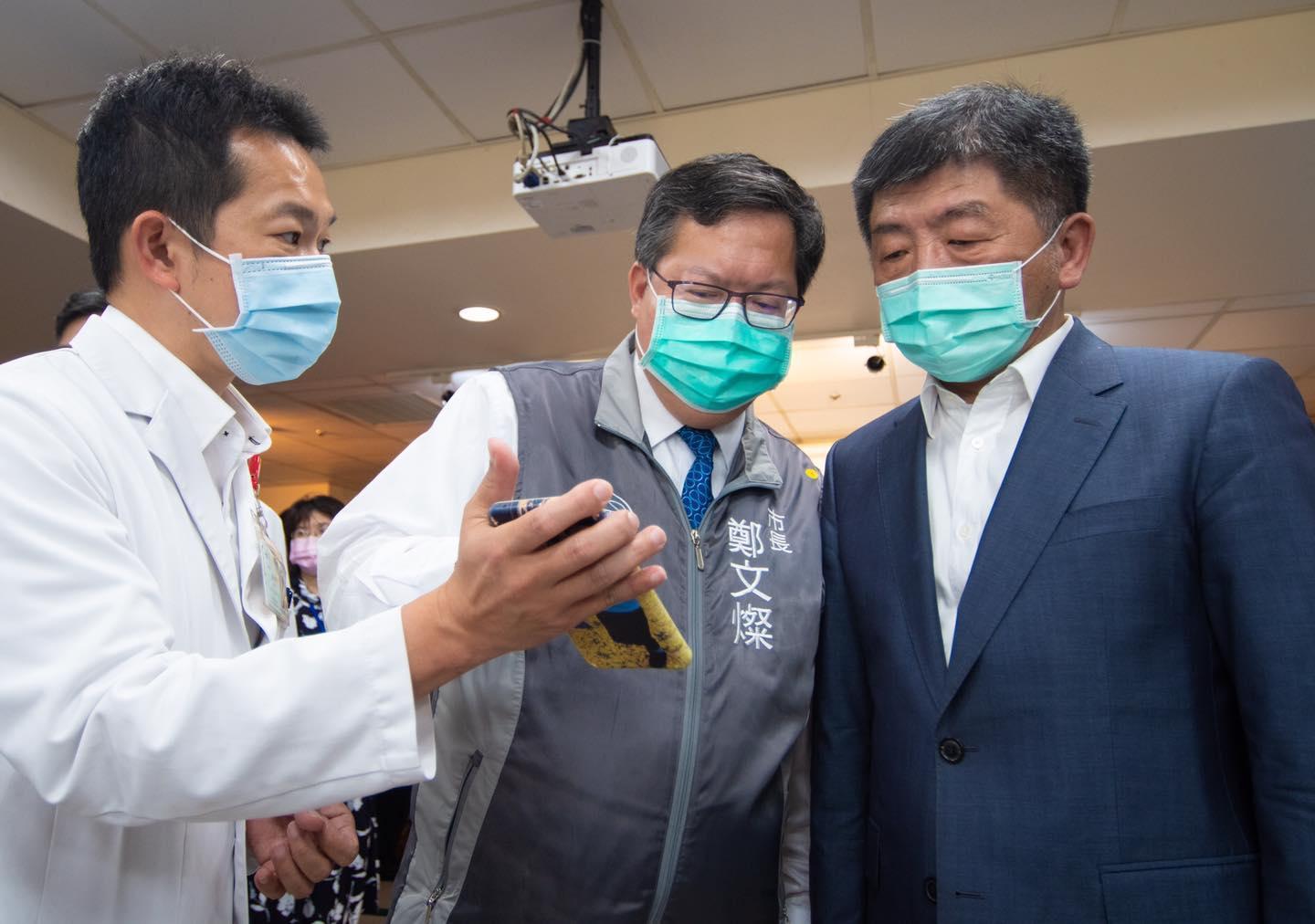 桃園市長鄭文燦(中)今在臉書上發文,力挺疫情指揮官陳時中(右)和各個醫護人員。(翻攝自鄭文燦臉書)