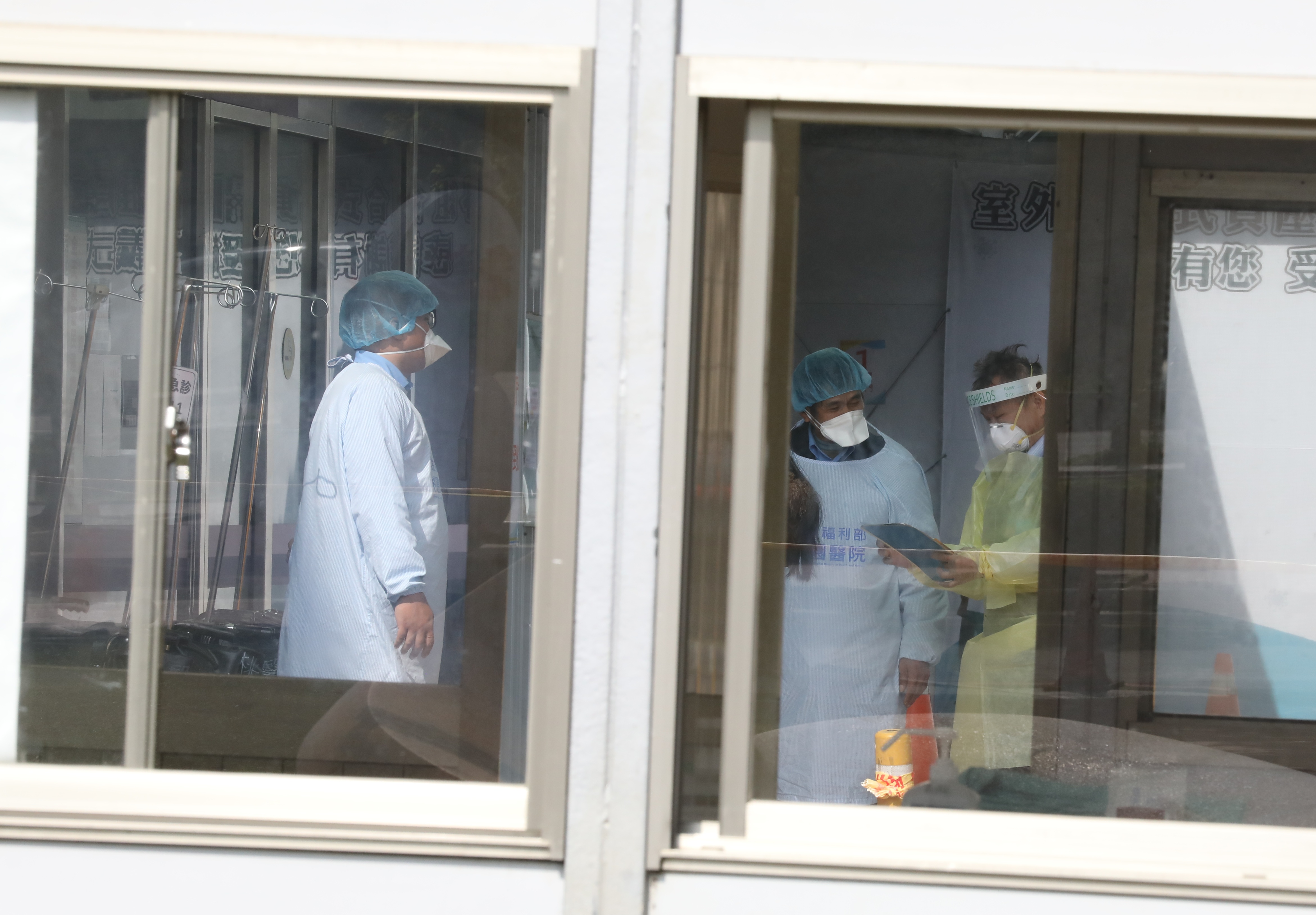 部桃醫院爆發群聚感染,指揮中心已擴大匡列5,000人進行隔離,盼能降低社區傳染風險。(本刊資料照)