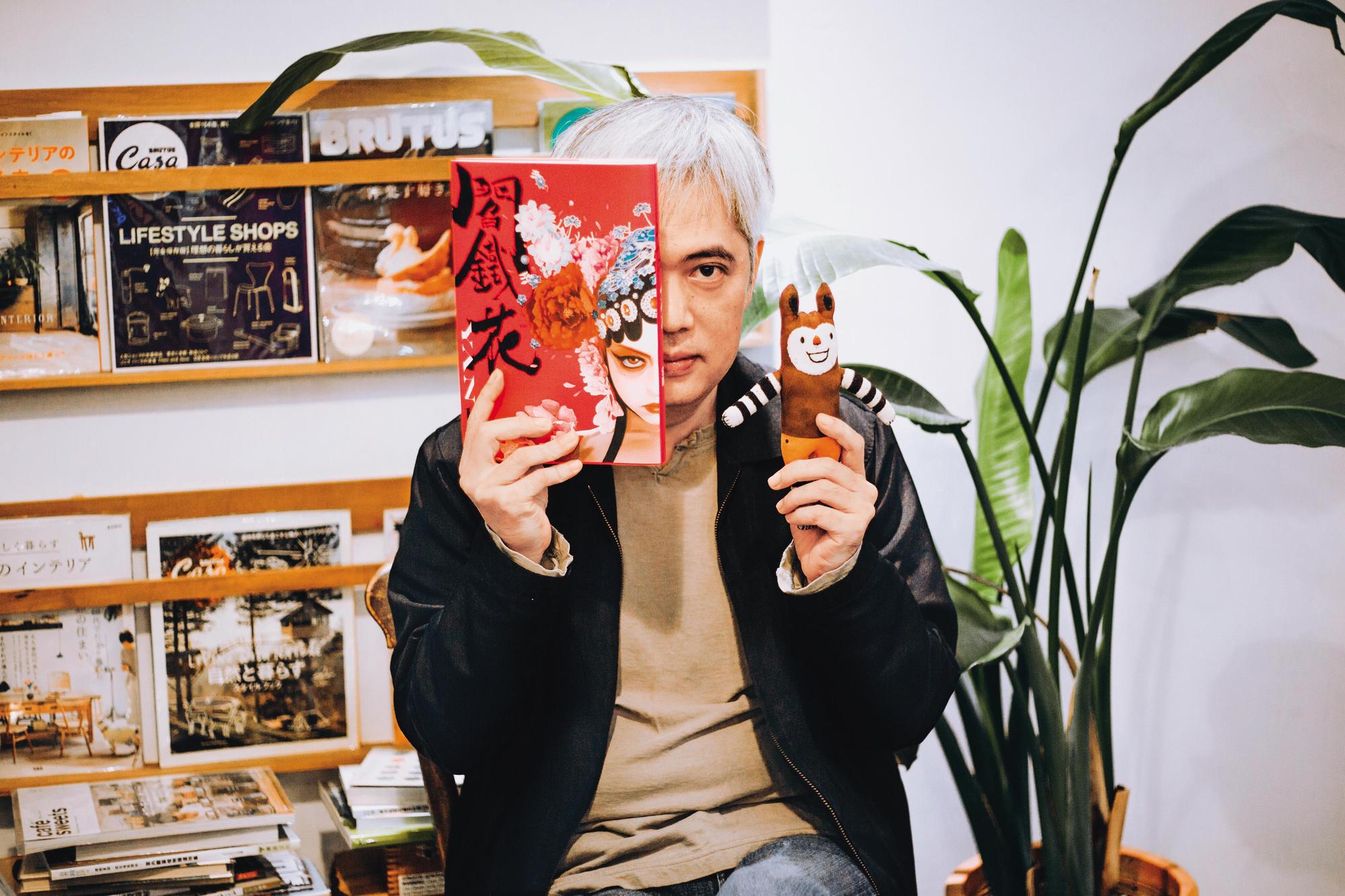 漫畫家常勝的《閻鐵花》描述京劇女伶成為超級英雄,在網路有高討論度。(攝影:陳怡絜,博客來OKAPI提供)