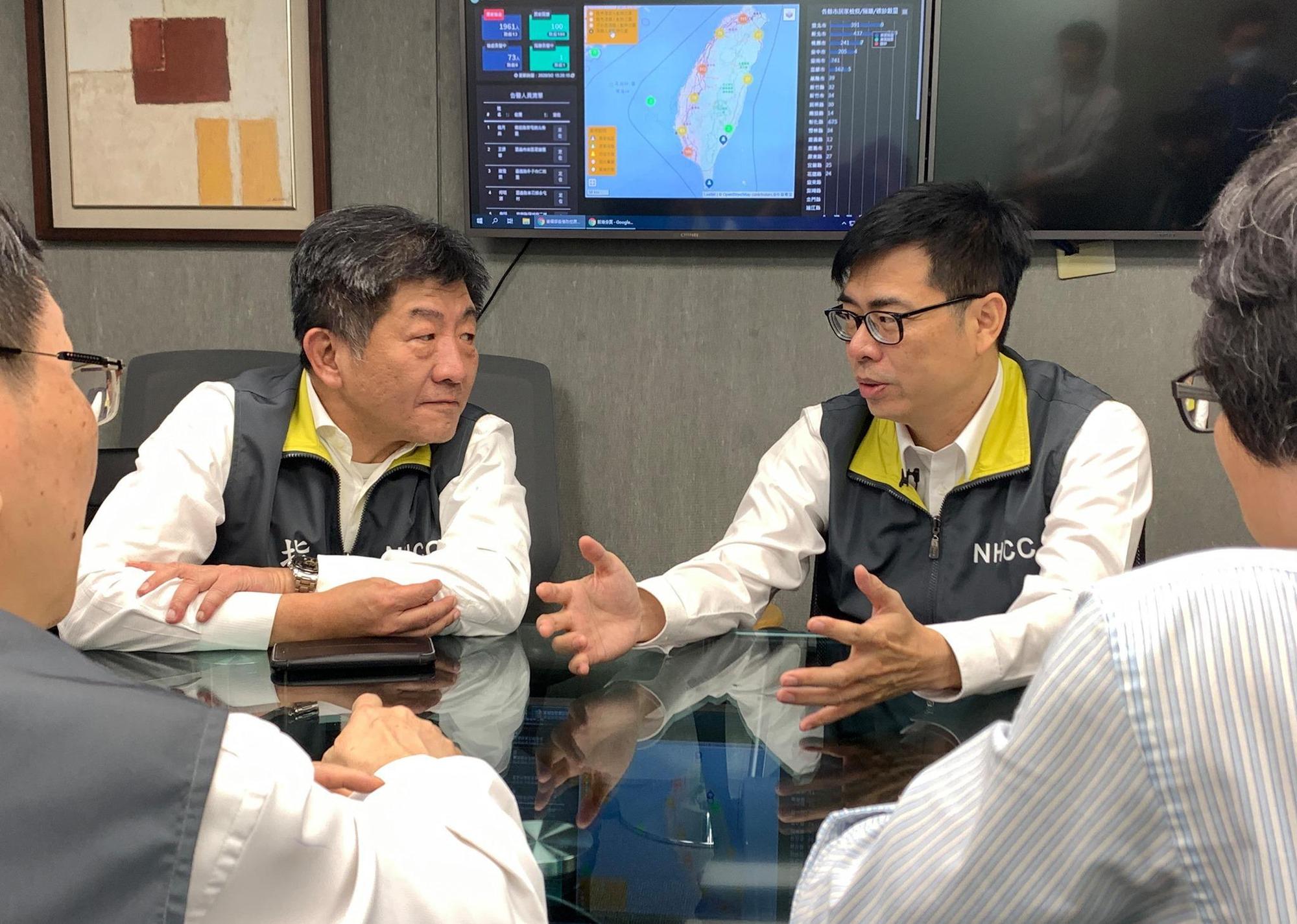 陳時中日前因採檢問題被國台辦稱為「這位先生」糊弄台灣老百姓，高雄市長陳其邁也在臉書上謝謝「這位先生」。（翻攝自陳其邁臉書）
