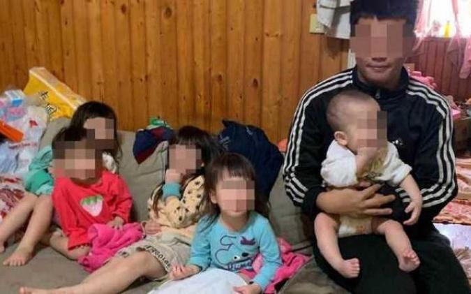 「5寶爸」被前房東爆料留下滿屋子的垃圾，卻可以從6樓搬走主播送的大冰箱。（台中市行善團協會提供）