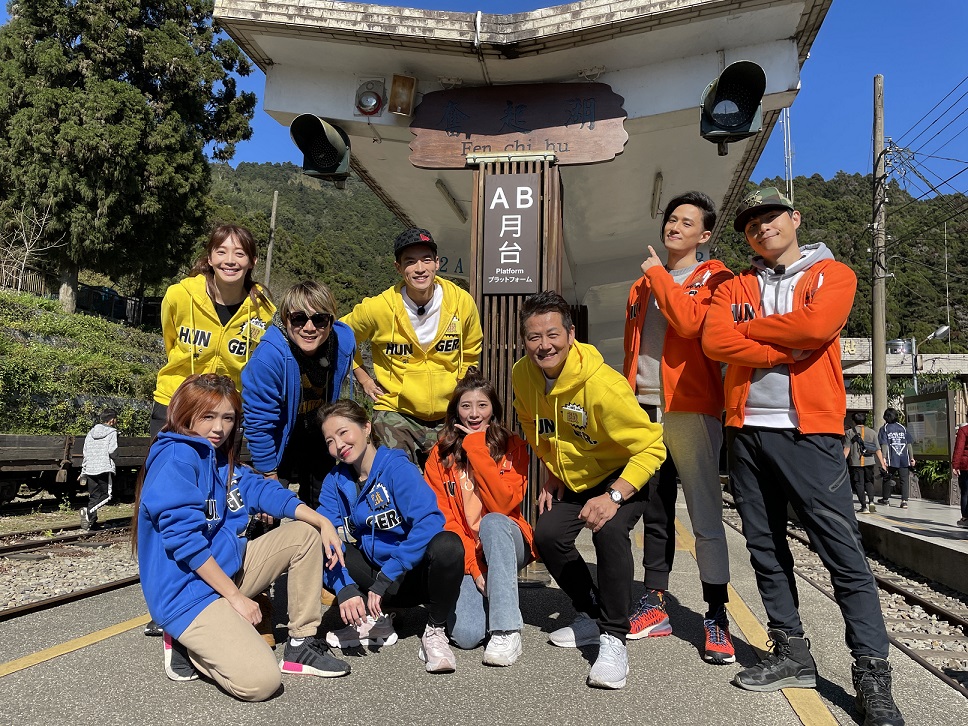 徐乃麟（右三）帶兒子徐新洋（右二）上中視《飢餓遊戲》，父子檔首度在外景節目合體。（中視提供）