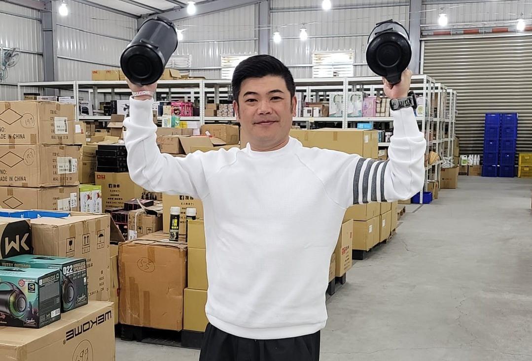 馬國畢在臉書直播叫賣商品，日前跟網友在直播時開嗆。（翻攝自馬國畢臉書）
