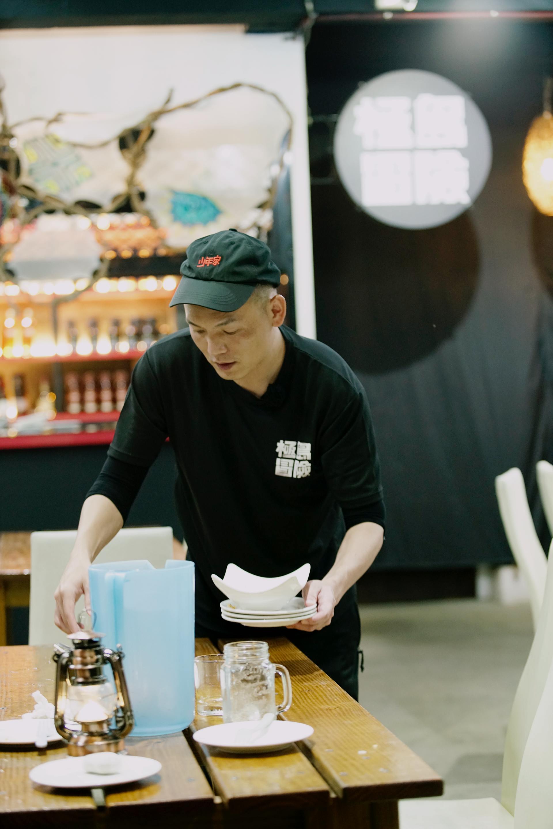 玖壹壹的寵物餐酒館終於開幕，第一天就發生一連串的突發事件。（混血兒娛樂提供）