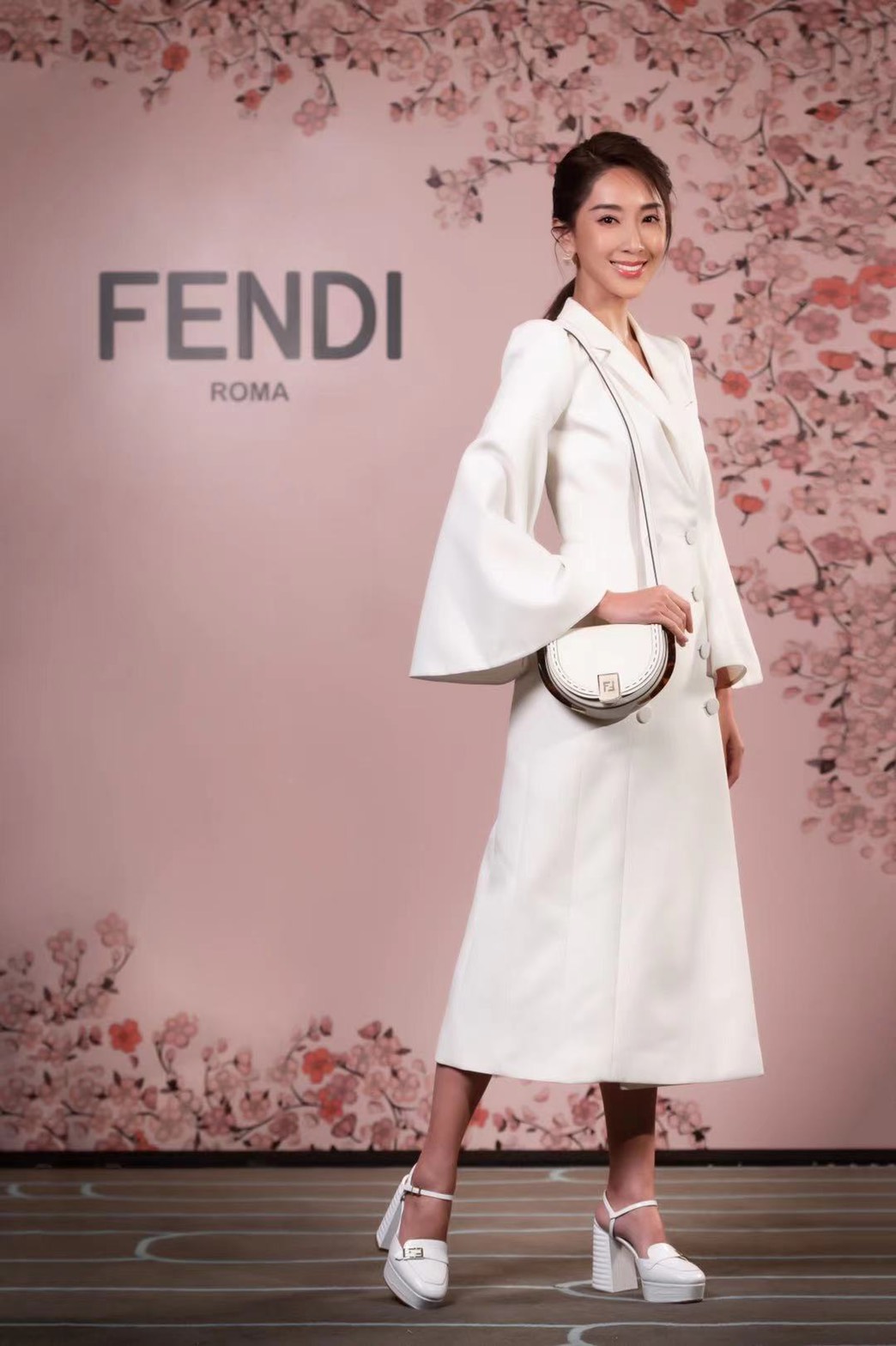 隋棠身穿FENDI墊肩大衣(NT$143,000),搭配玳瑁皮革Moonlight包款(NT$63,000)、Promenade復古厚底高跟鞋 (NT$35,900)。