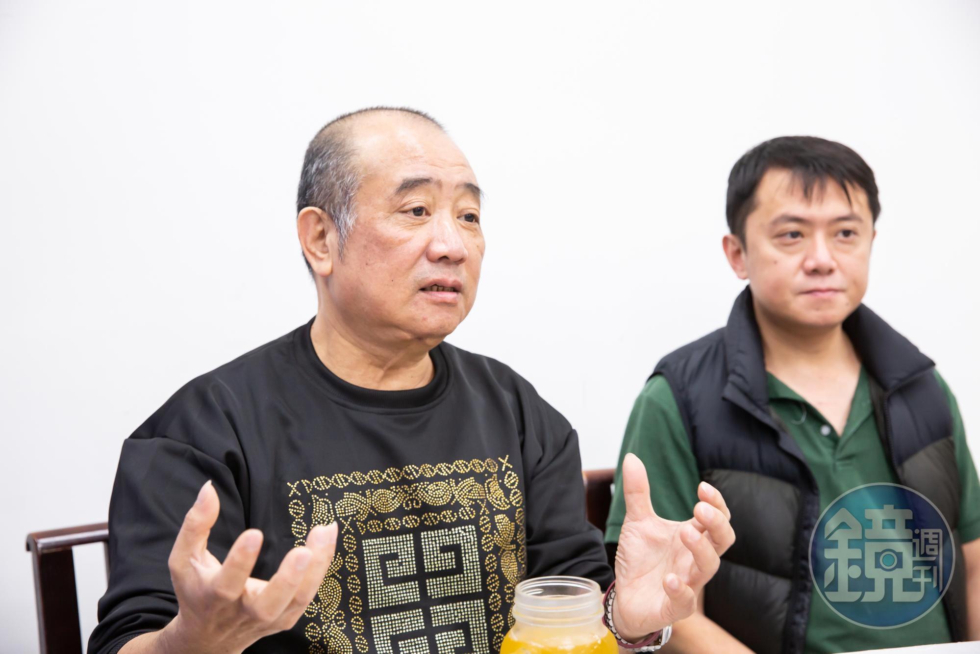 張瑞南(左)從年輕時就是同儕間的意見領袖,他曾擔任全國公有市場權益促進總會長,替全台攤商爭取權益,成為兒子張柏洋(右)最好的學習榜樣。