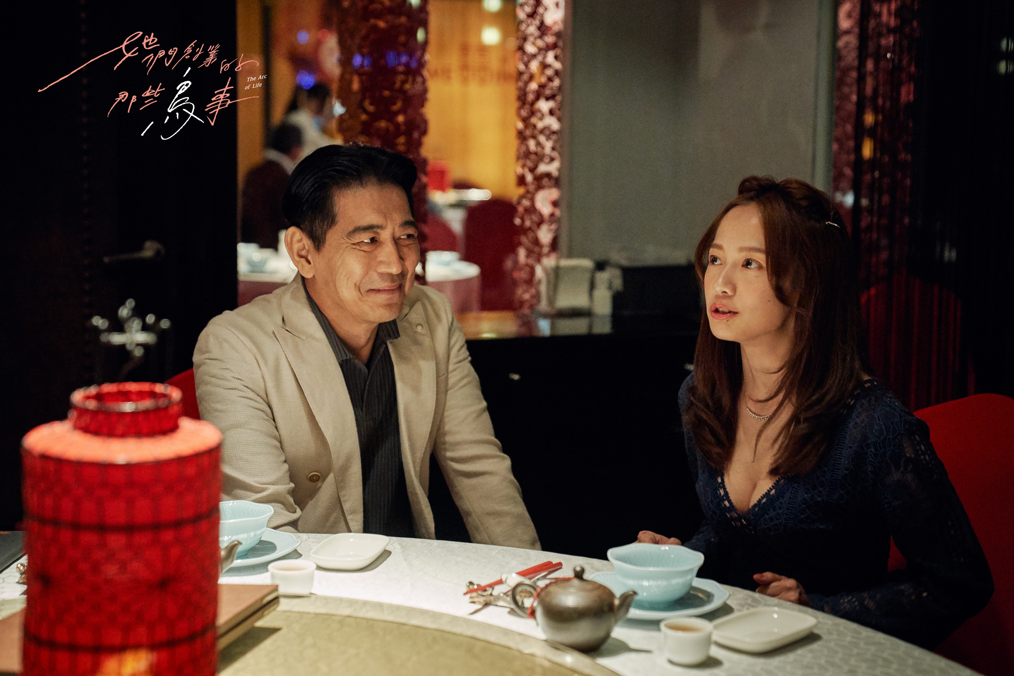 簡嫚書（右）在《創業》打扮火辣，突破以往尺度，讓人不敢直視。（可米傳媒提供）