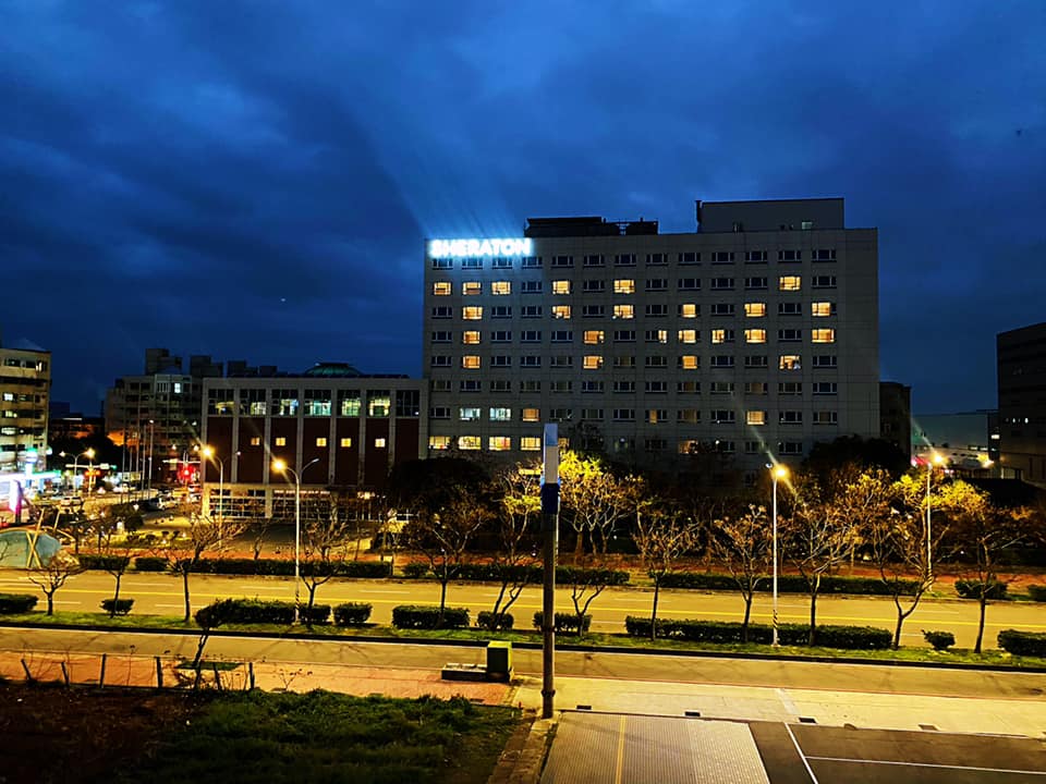 桃園喜來登外牆排出「❤TY」「TY+0」字樣，表達挺桃園及全國的醫護人員。（翻攝自桃園喜來登酒店Sheraton Taoyuan Hotel臉書）