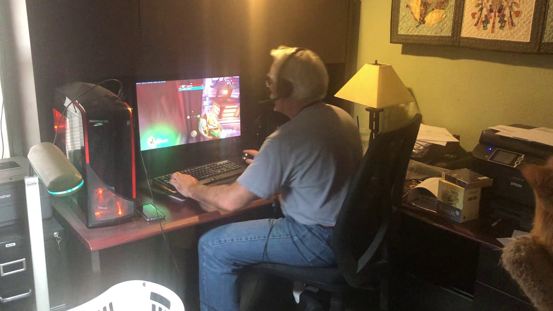 一名65歲父親玩《鬥陣特攻》超激動，影片曝光3天吸引270萬點閱。（翻攝Twitter@biggestsonicfan）