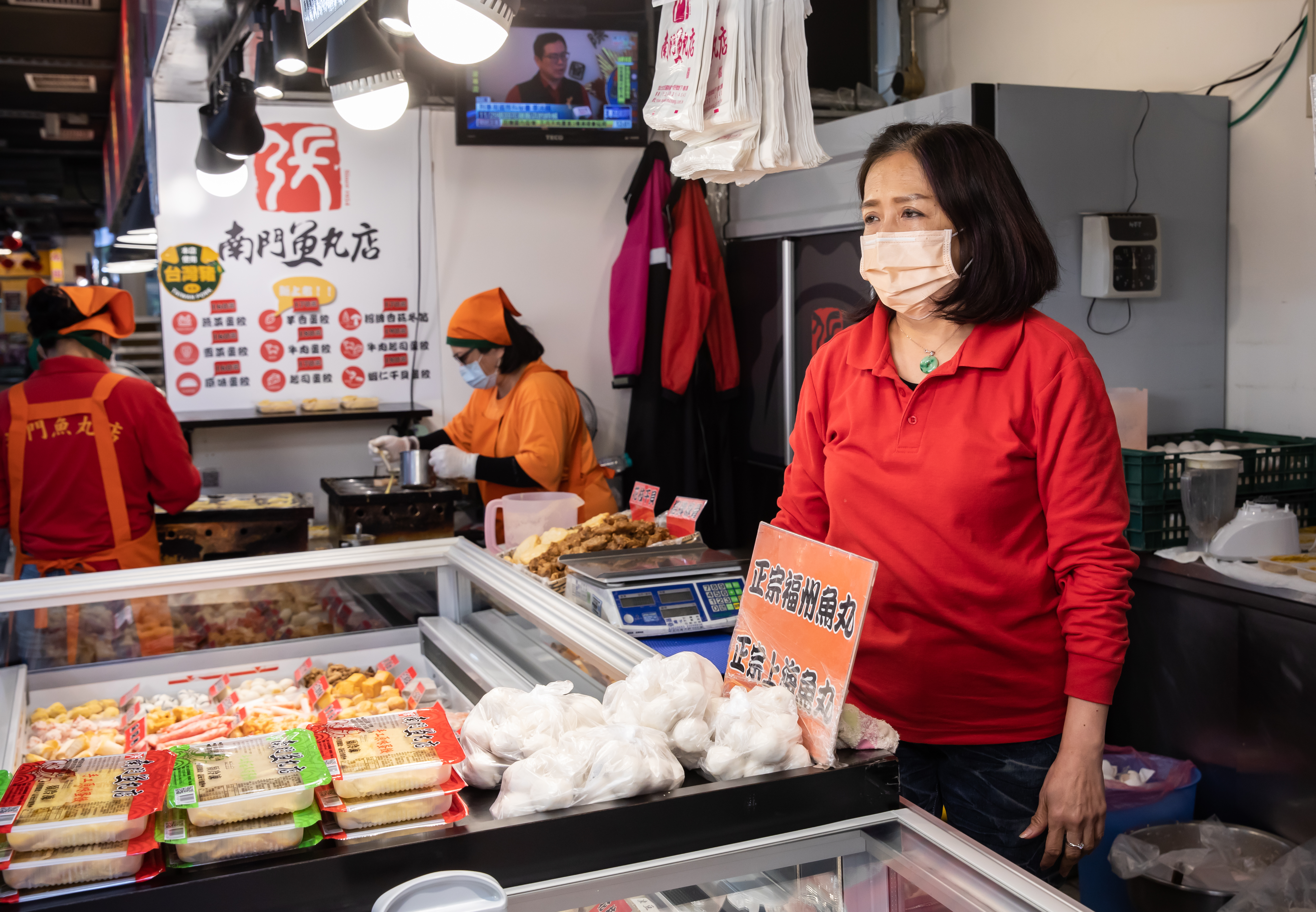 郭婕汝(右)從婚後一路陪著先生打拚,是撐起老店的功臣。