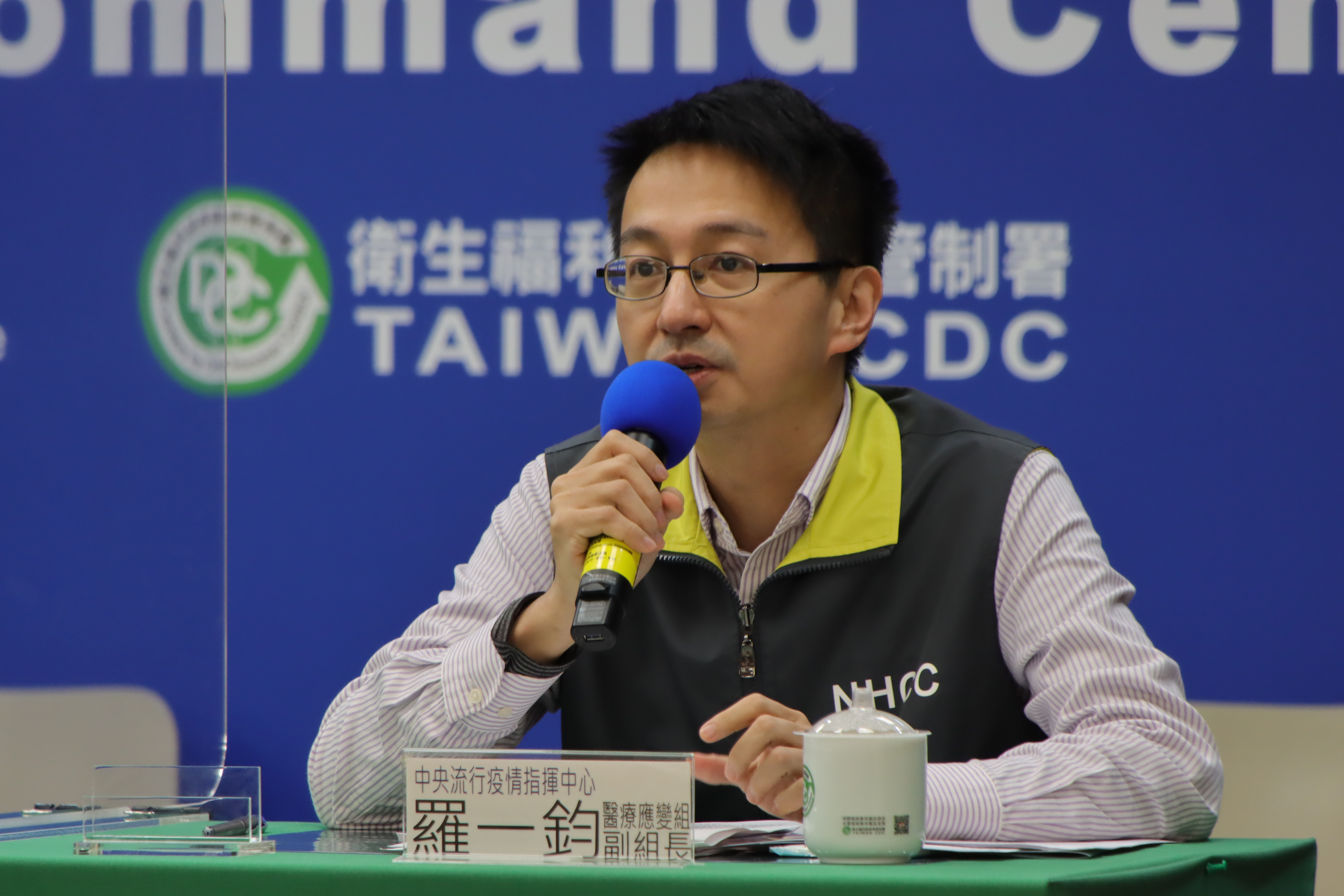 針對醫療院所對外送員是否入院送餐規定不一，羅一鈞表示，會與勞動部討論相關作為。（指揮中心提供）