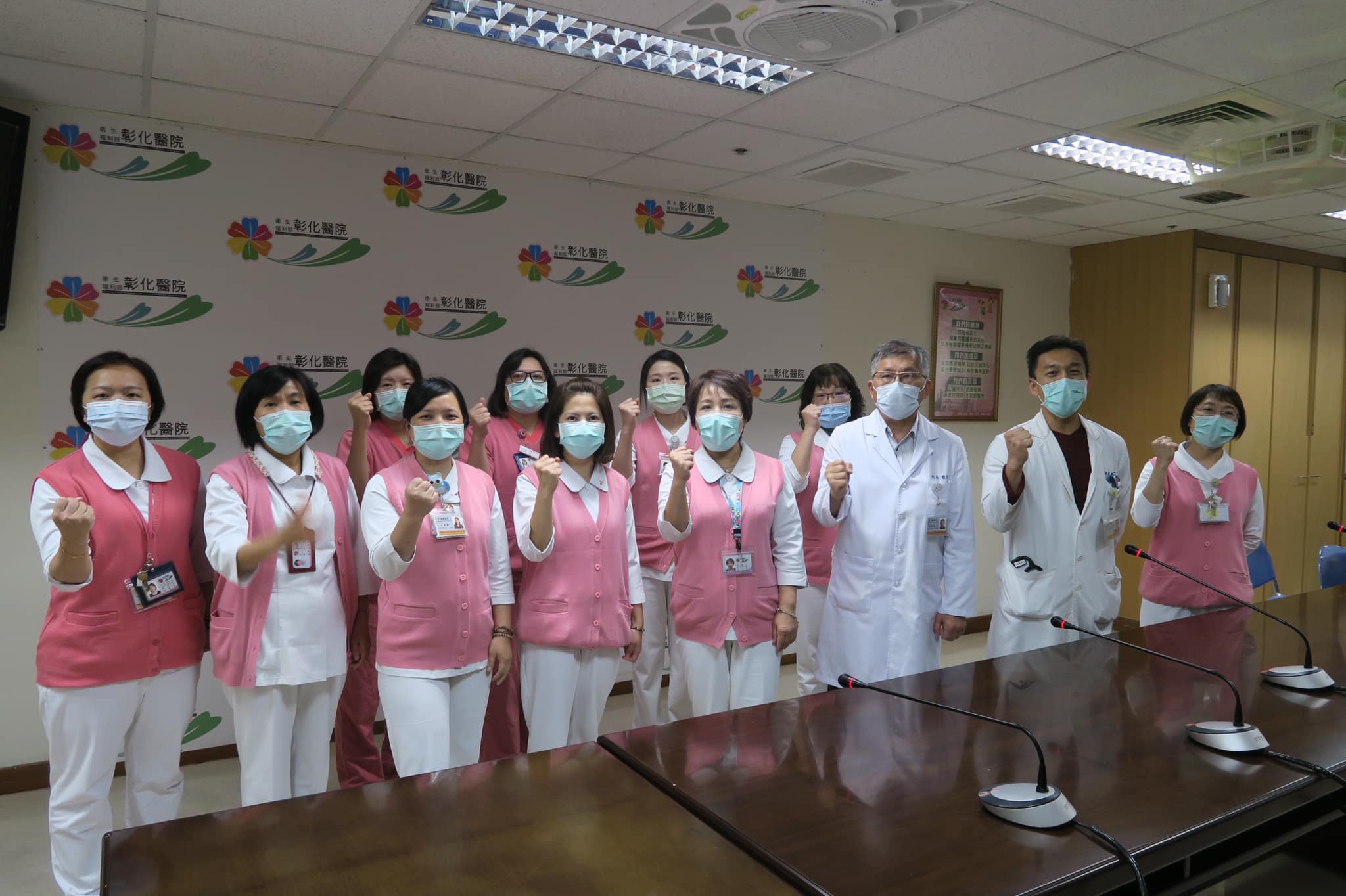 部彰醫護人員接力合唱〈手牽手〉，為部桃人員疲憊的心加油打氣，也鼓舞部彰同仁，互相協力一定能擊潰病毒。（翻攝自衛生福利部彰化醫院臉書）