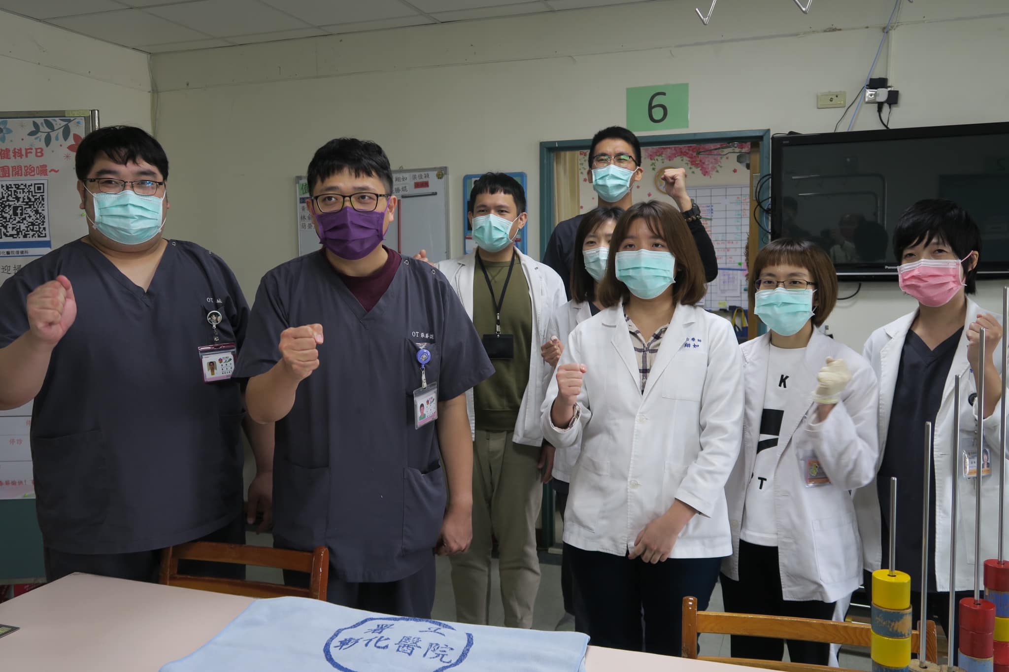 部彰的醫護接力合唱〈手牽手〉,喊出「部桃加油、大家加油」。(翻攝自衛生福利部彰化醫院臉書)