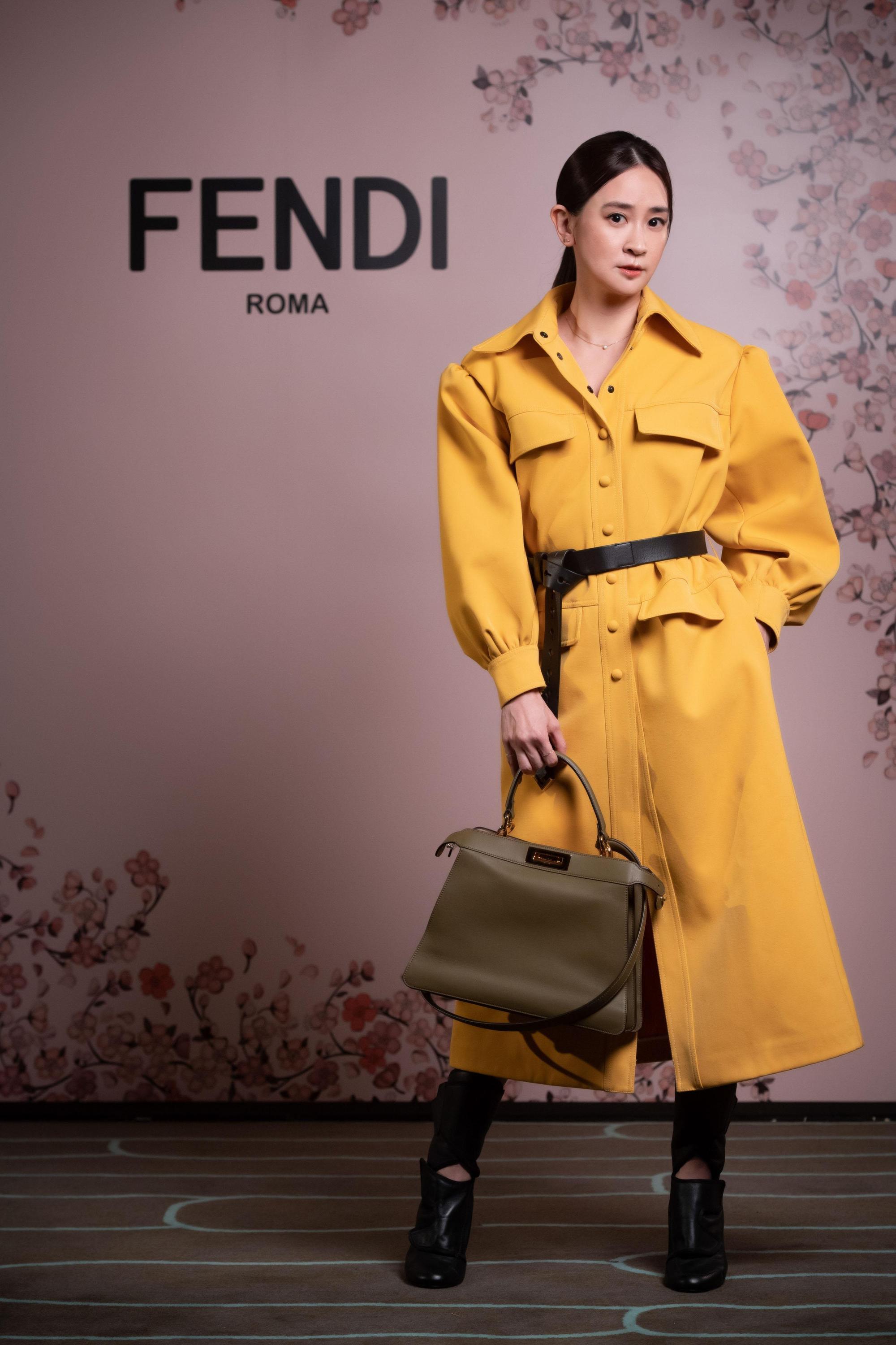 李晶晶身穿FENDI黃色連身設計洋裝(NT$198,000)、Peekaboo ISeeU Medium包(NT$146,000)、Promenade黑色高跟靴(NT$39,000)。(FENDI提供)