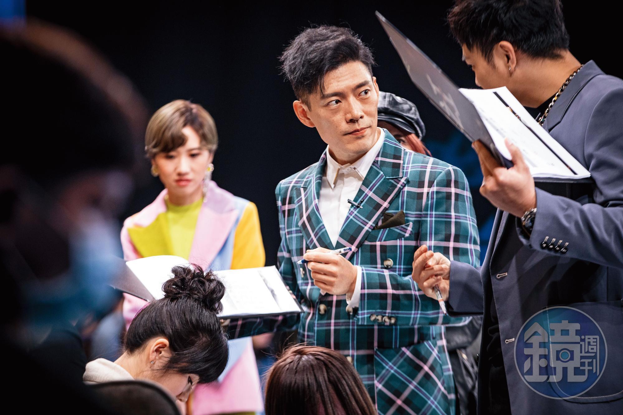 Jason去年10月開始擔任台灣廚藝競賽節目《料理之王》的主要評審之一,這天他進棚錄總決賽,錄影時間超過10小時,卻仍精神抖擻,不時拿出手機自拍、記錄錄影畫面。