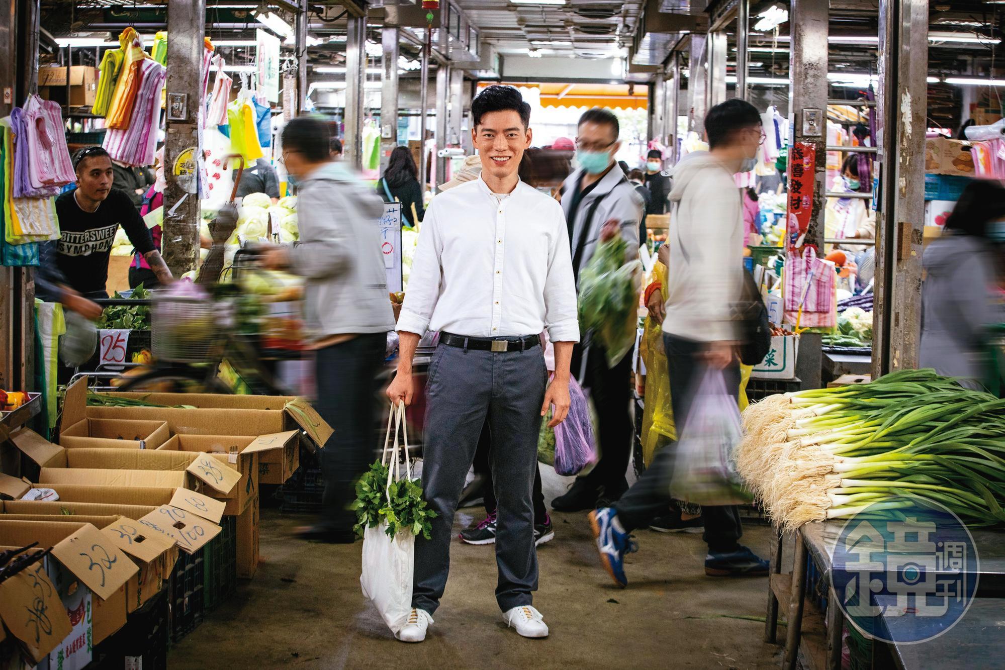 Jason自在穿梭在忙亂嘈雜的早市人群,說比起東西拿了就走的超市,他更喜歡在採買之餘跟老闆聊天、學習不同蔬菜的季節、產地和料理方式。